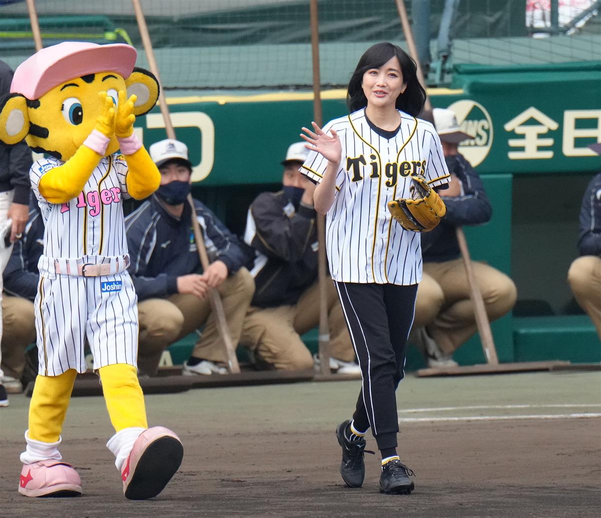 佐藤江梨子がファーストピッチセレモニーに登場 阪神 佐藤輝へエール 日本の宝として サンスポ 佐藤江梨子がファーストピッチセレモニーに登場 阪神 佐藤輝へエール 日本の宝として サンスポ