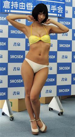 倉持由香 実家でセクシーポーズ披露 母親が台所で夕食の準備 サンスポ