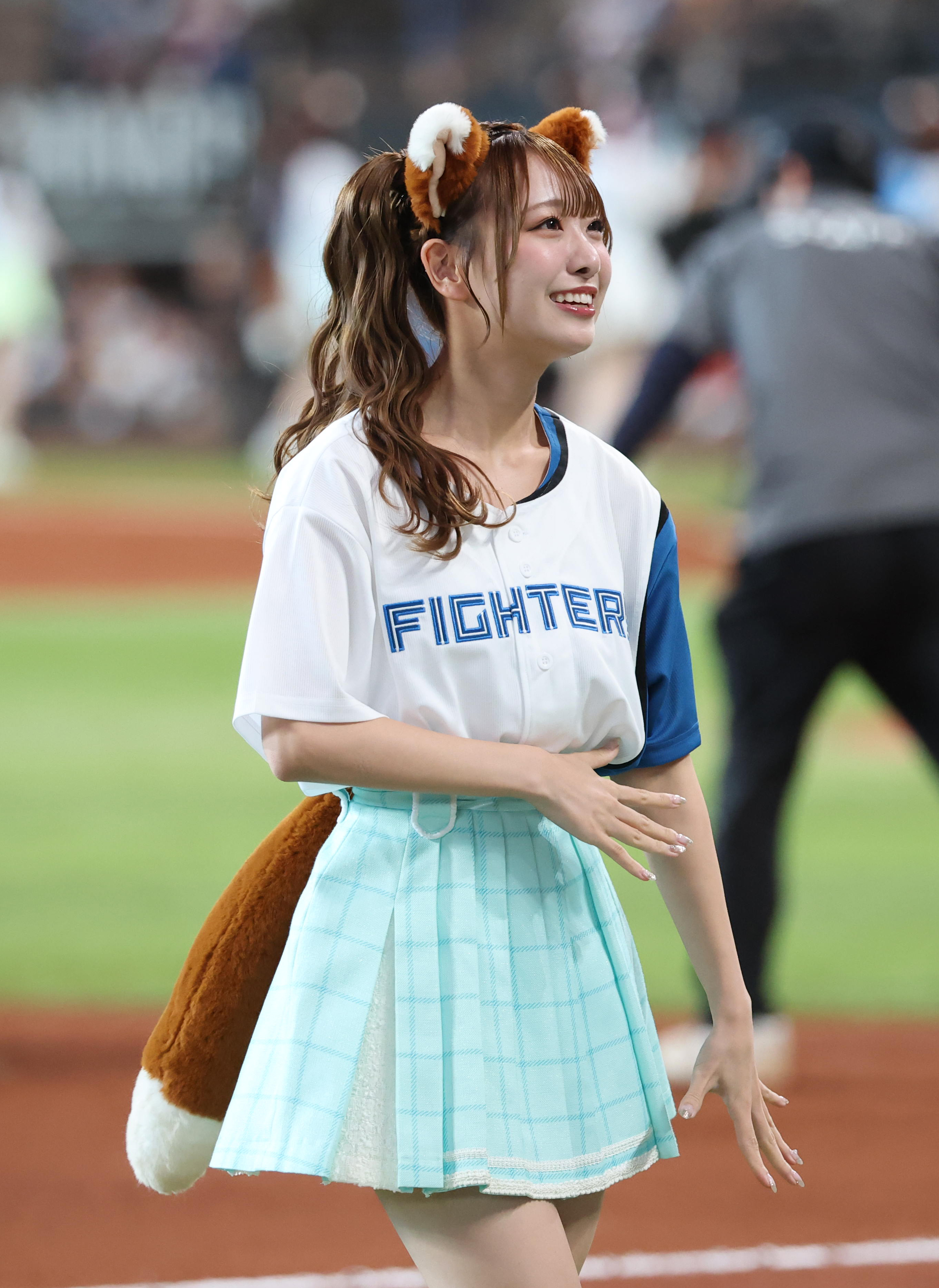 画像】＝LOVEの高松瞳がエスコンで始球式 きつねダンスも披露 - サンスポ