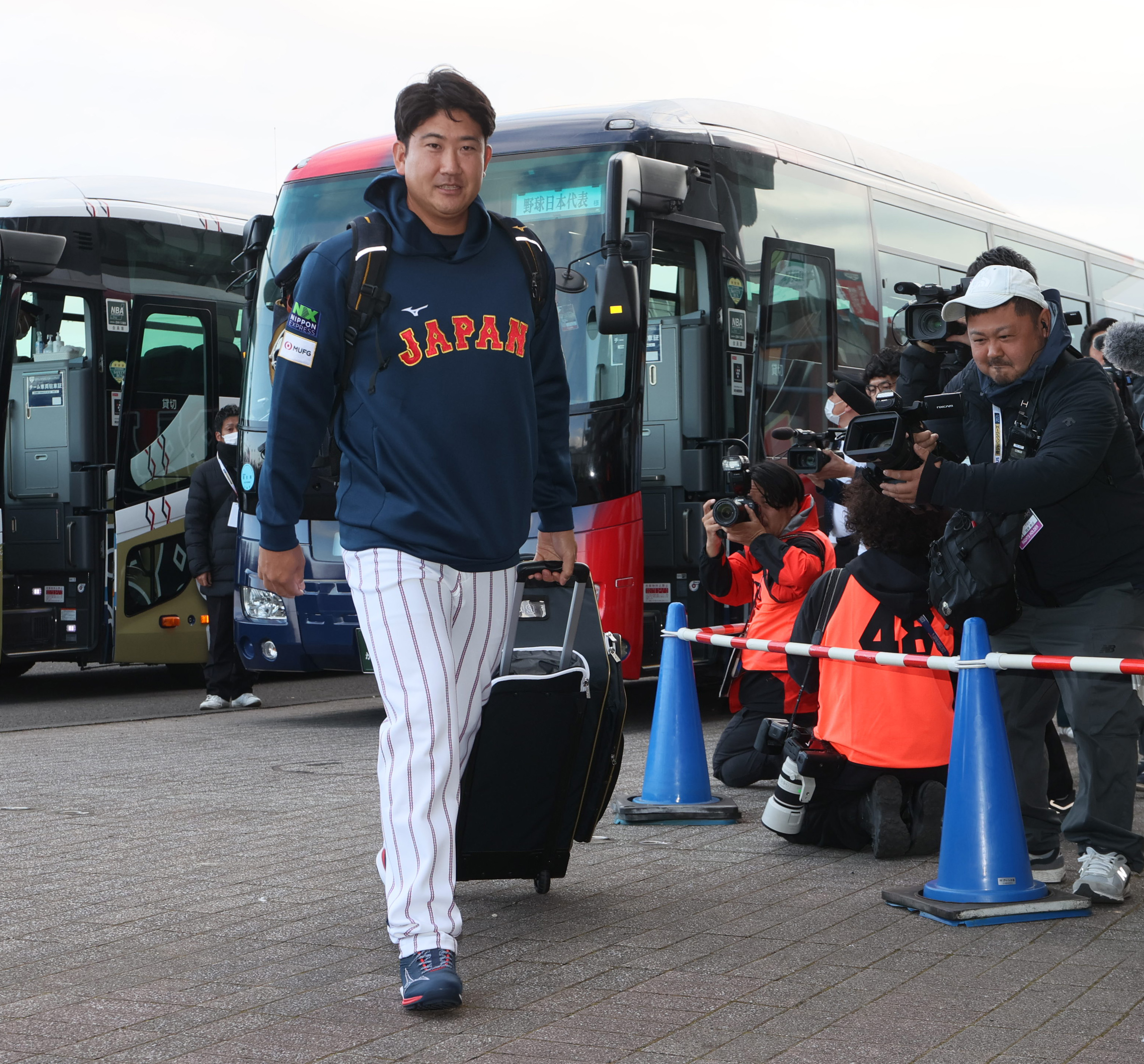 侍ジャパン・菅野智之が日本代表ユニホームで球場入り