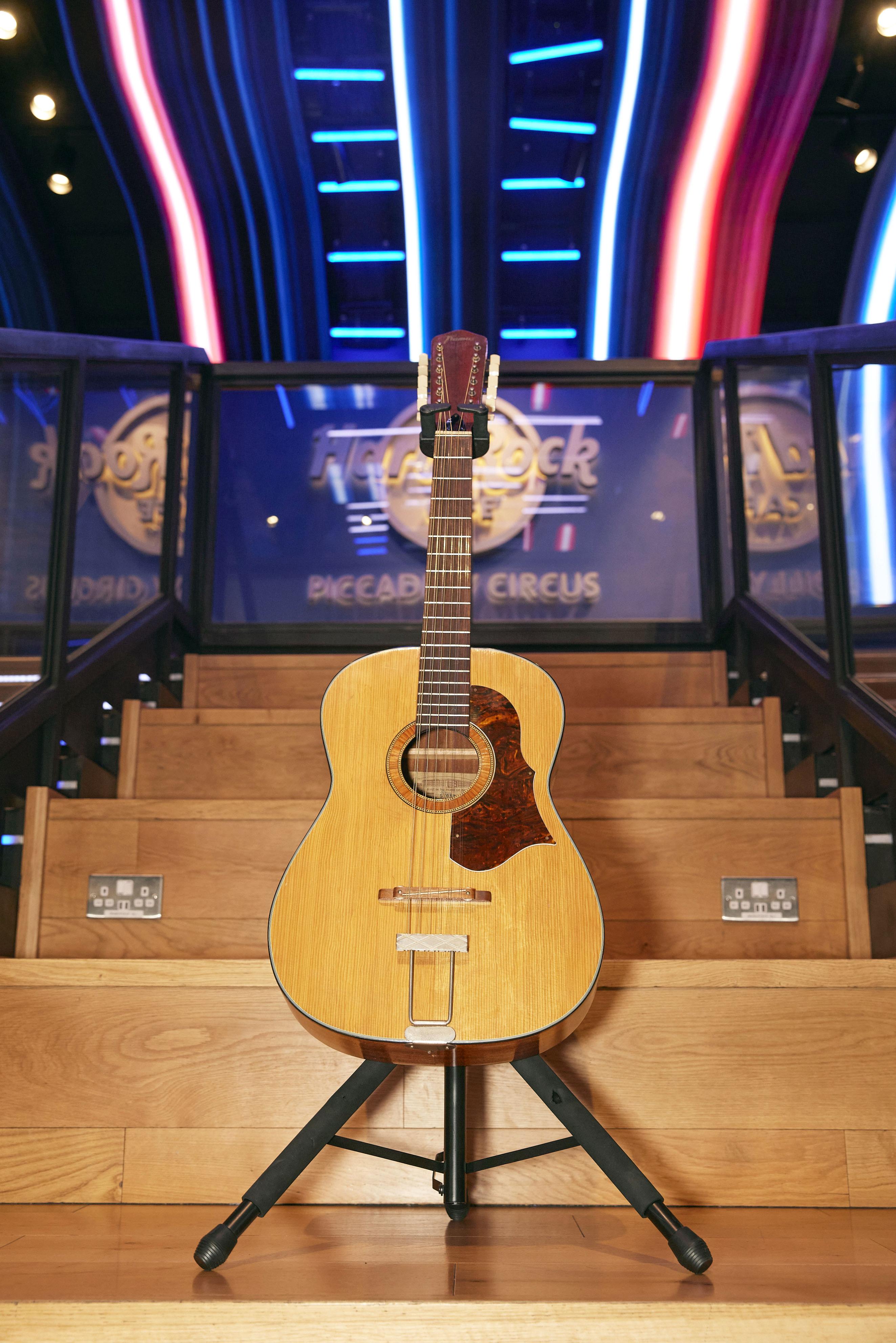 ジョン・レノンのギター４・５億円で落札 １９６０年代に使用 