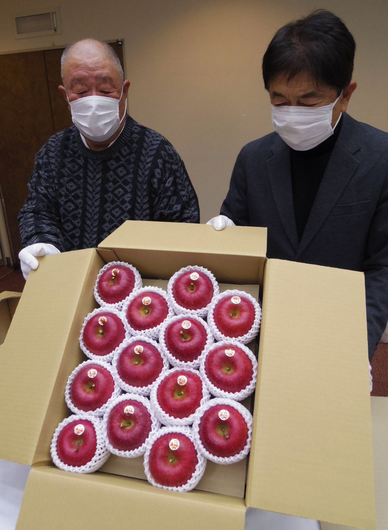 すばらしいものできた」盛岡で皇室への献上りんごの箱詰め - 産経ニュース