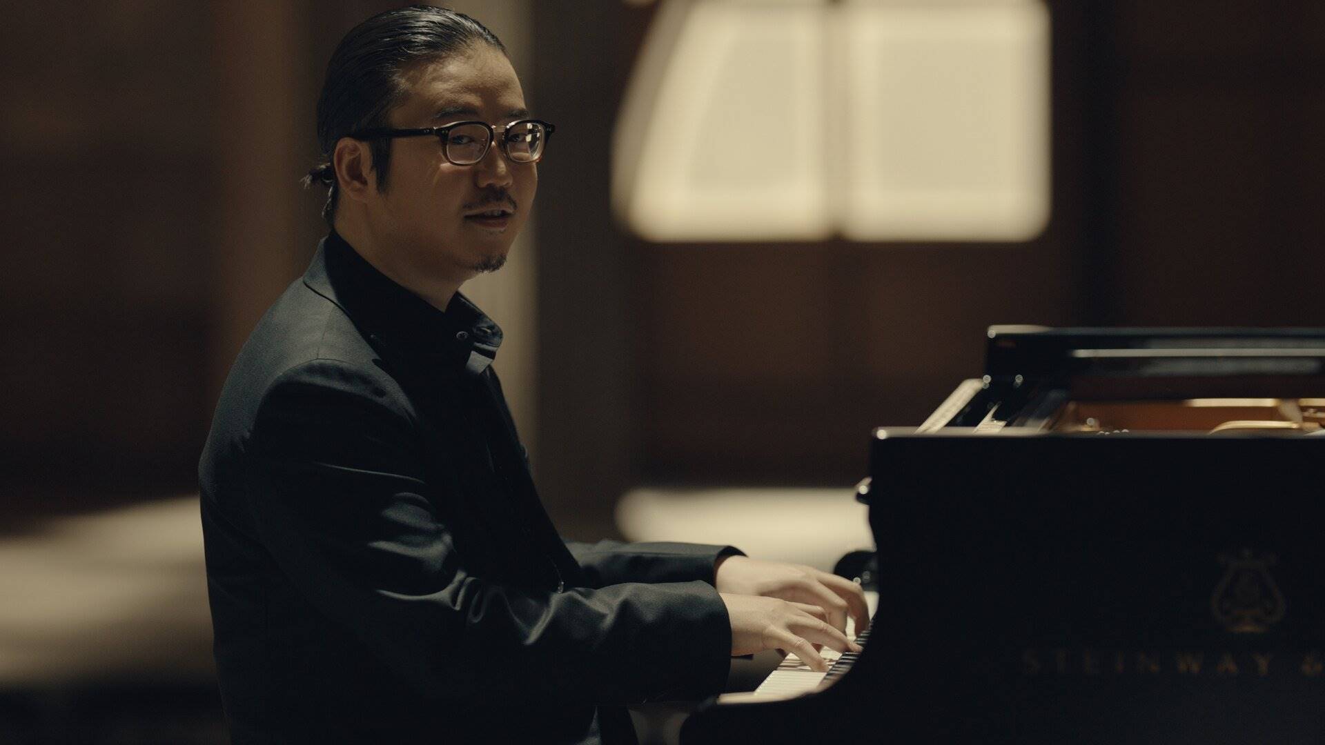 若返るサッポロ生黒ラベル「大人エレベーター」 アルコール離れの若年