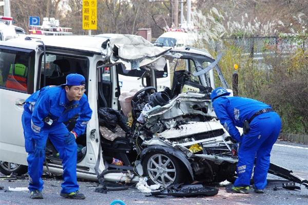 群馬・碓氷バイパス3人死亡 20メートルも飛ばされた車体、運転席