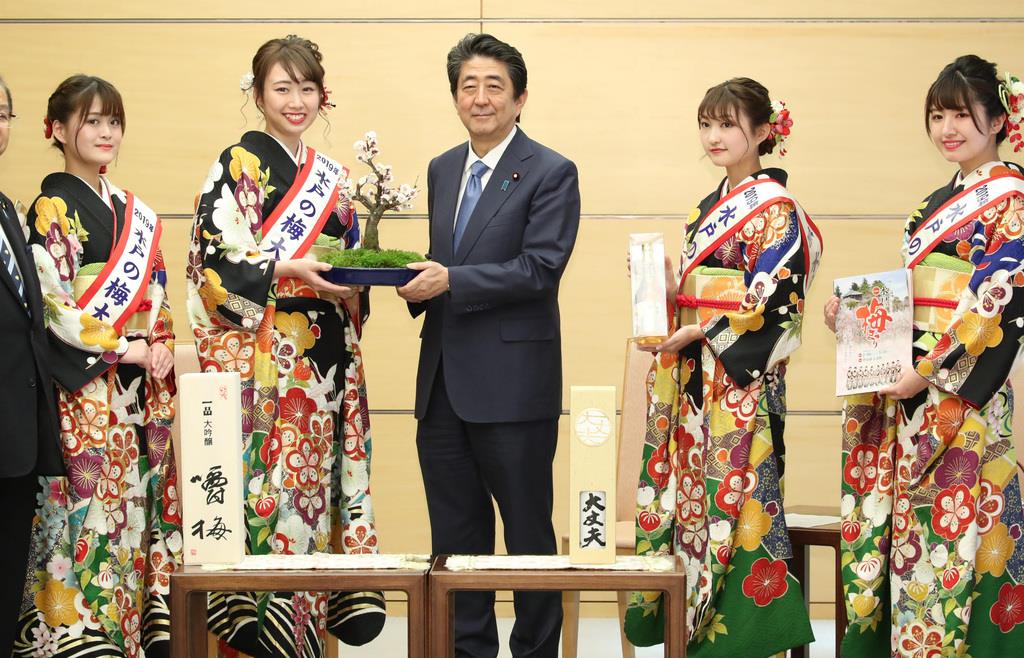 安倍首相 水戸の梅大使から鉢植え 茨城は素晴らしいものがある 産経ニュース