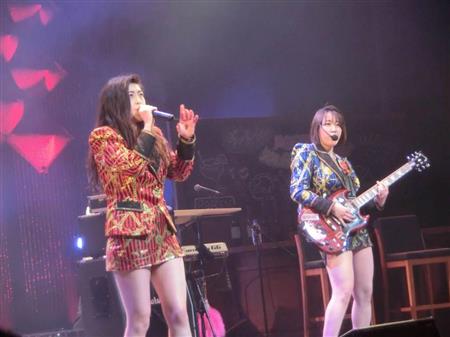 ベッド イン 腰をくねらせ胸をもみもみするパフォーマンスでファンを魅了 芸能ショナイ業務話 イザ