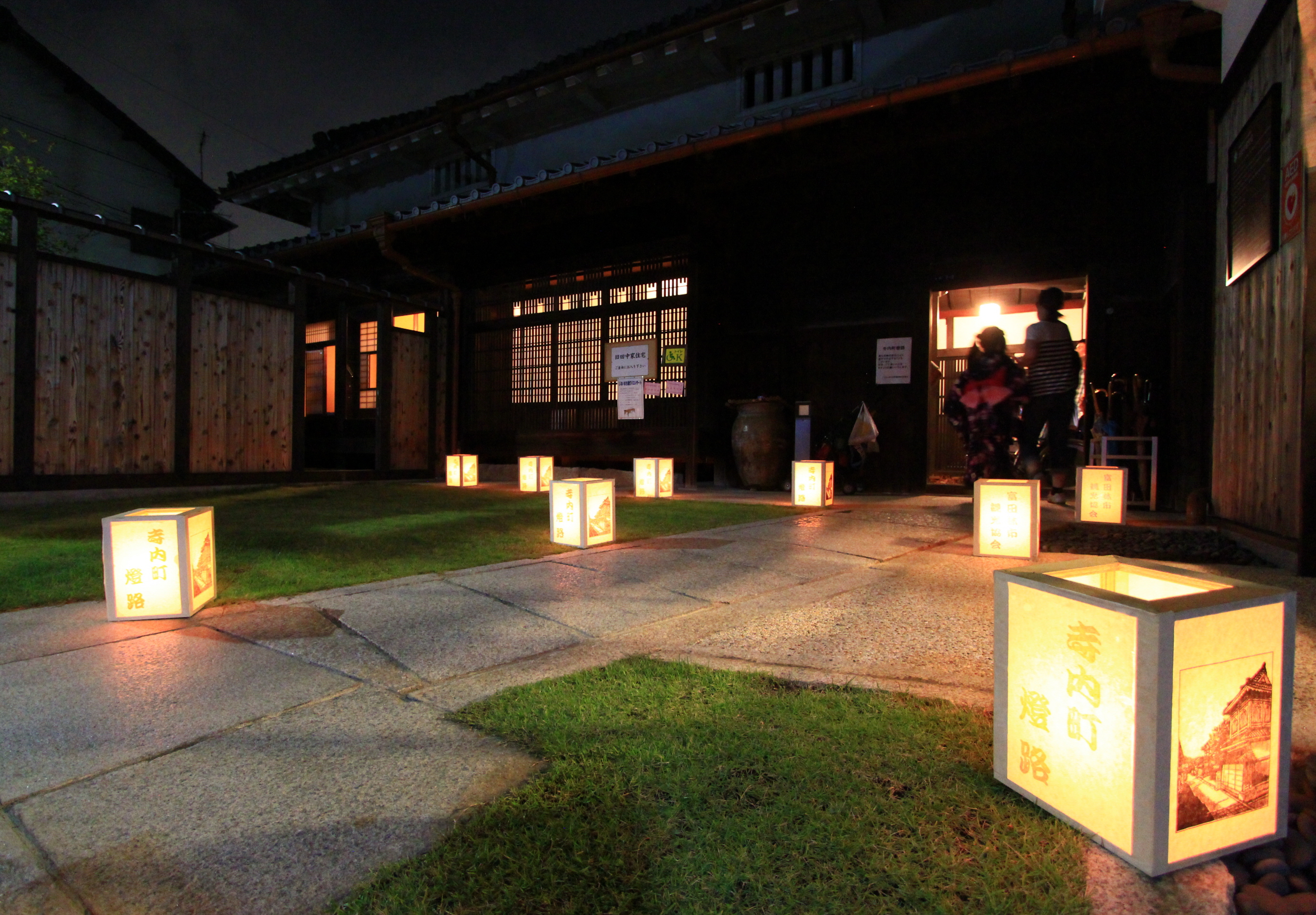 重要伝統的建造物群を幻想的に、3年ぶりに「富田林寺内町燈路