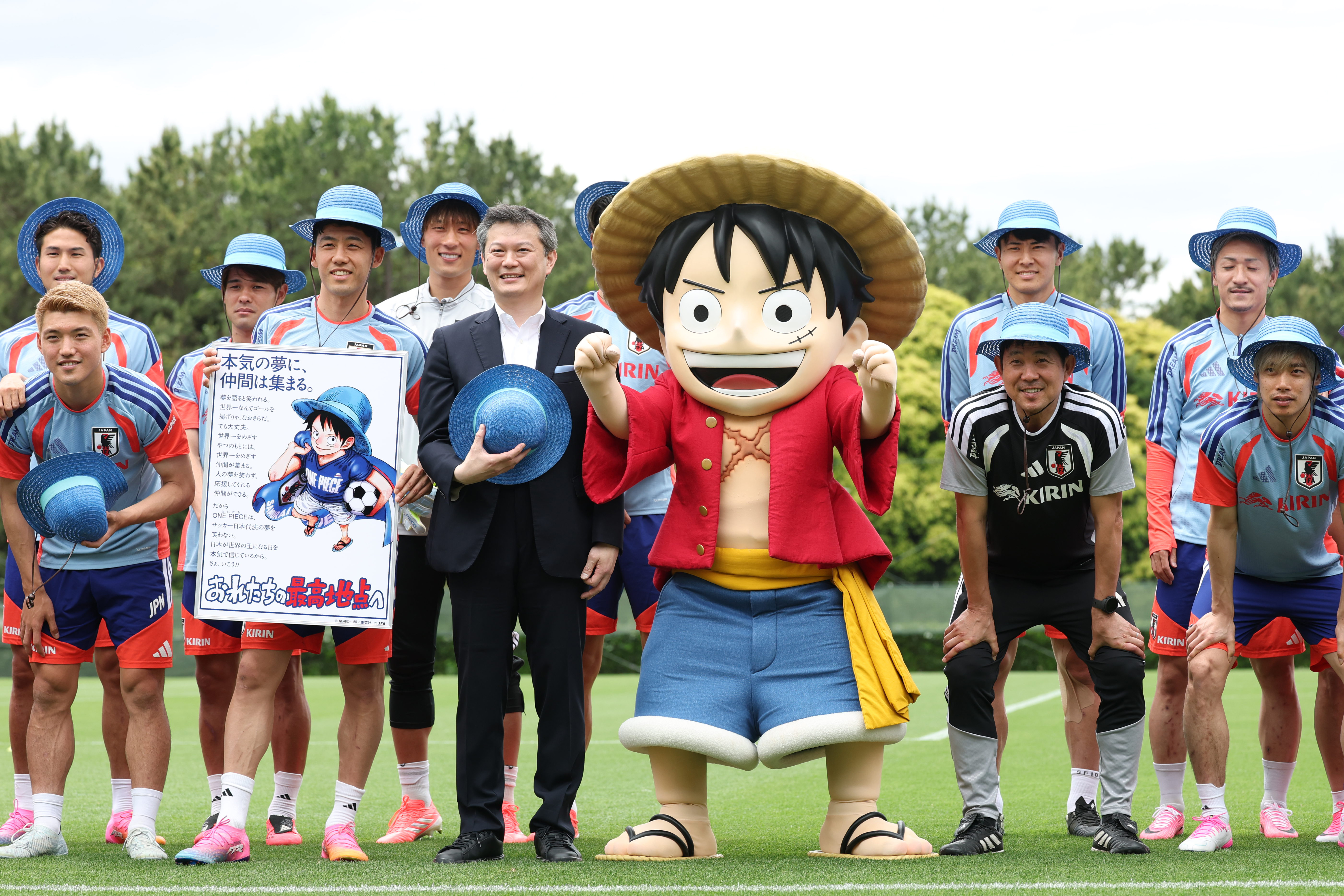 サッカー日本代表がワンピースとコラボで「青の麦わら帽子」贈呈式を