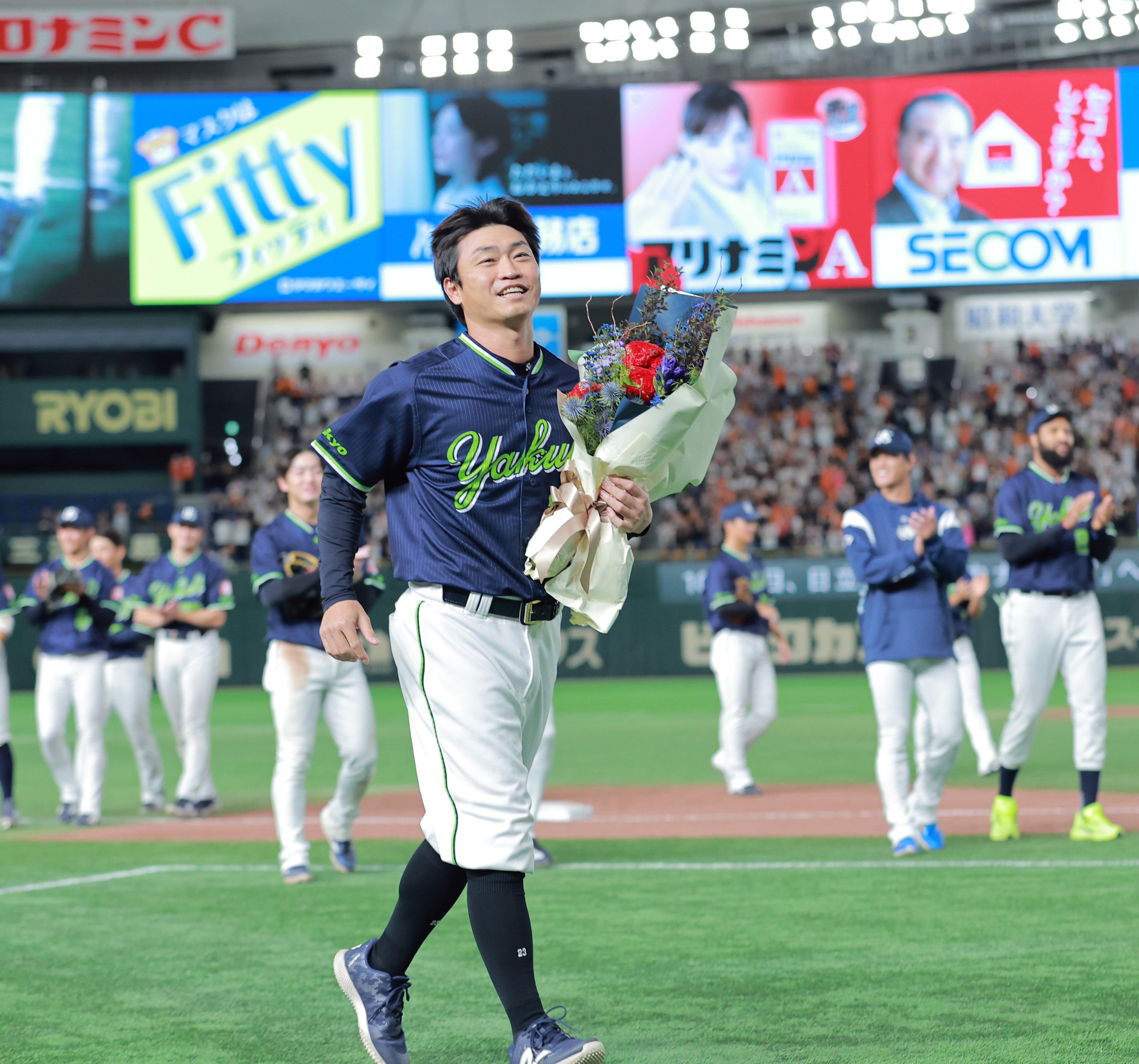 今季限りで引退のヤクルト・青木宣親にサプライズ演出 試合後に巨人