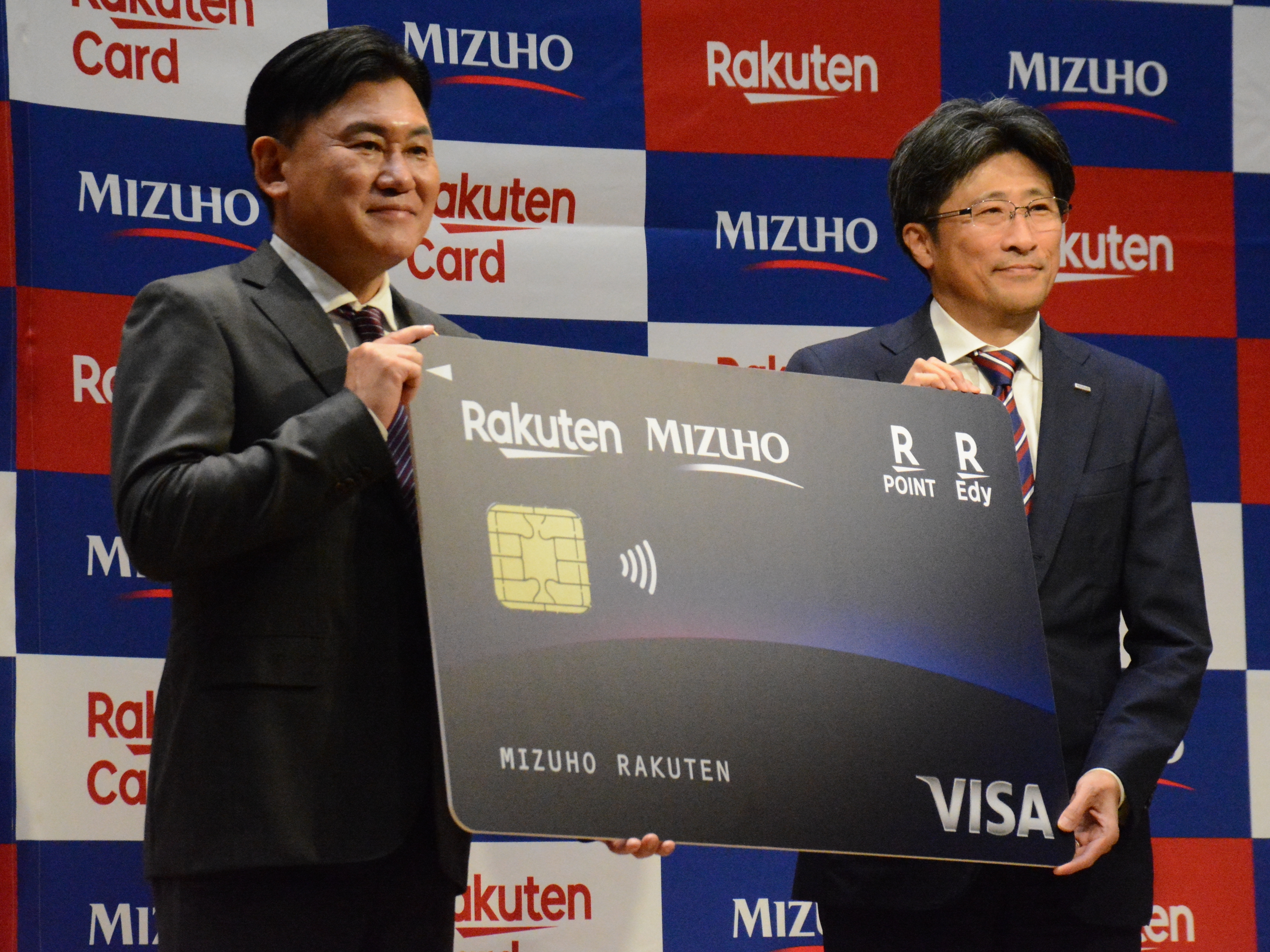 みずほ楽天カード」12月発行 携帯事業赤字の楽天、みずほと連携で金融