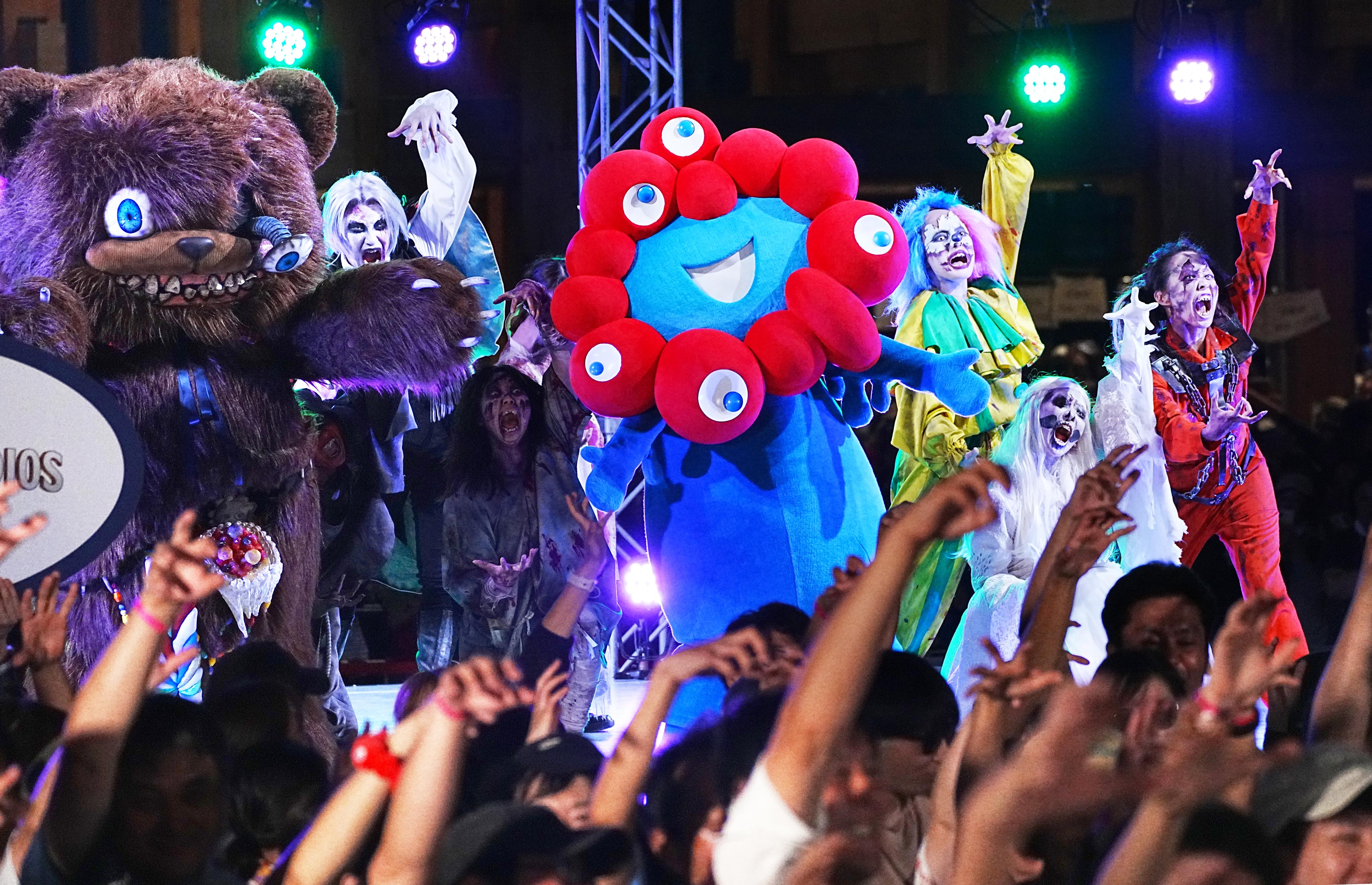 USJのゾンビとミャクミャクが共演 来場者と踊り「恐怖」「熱狂」の一夜
