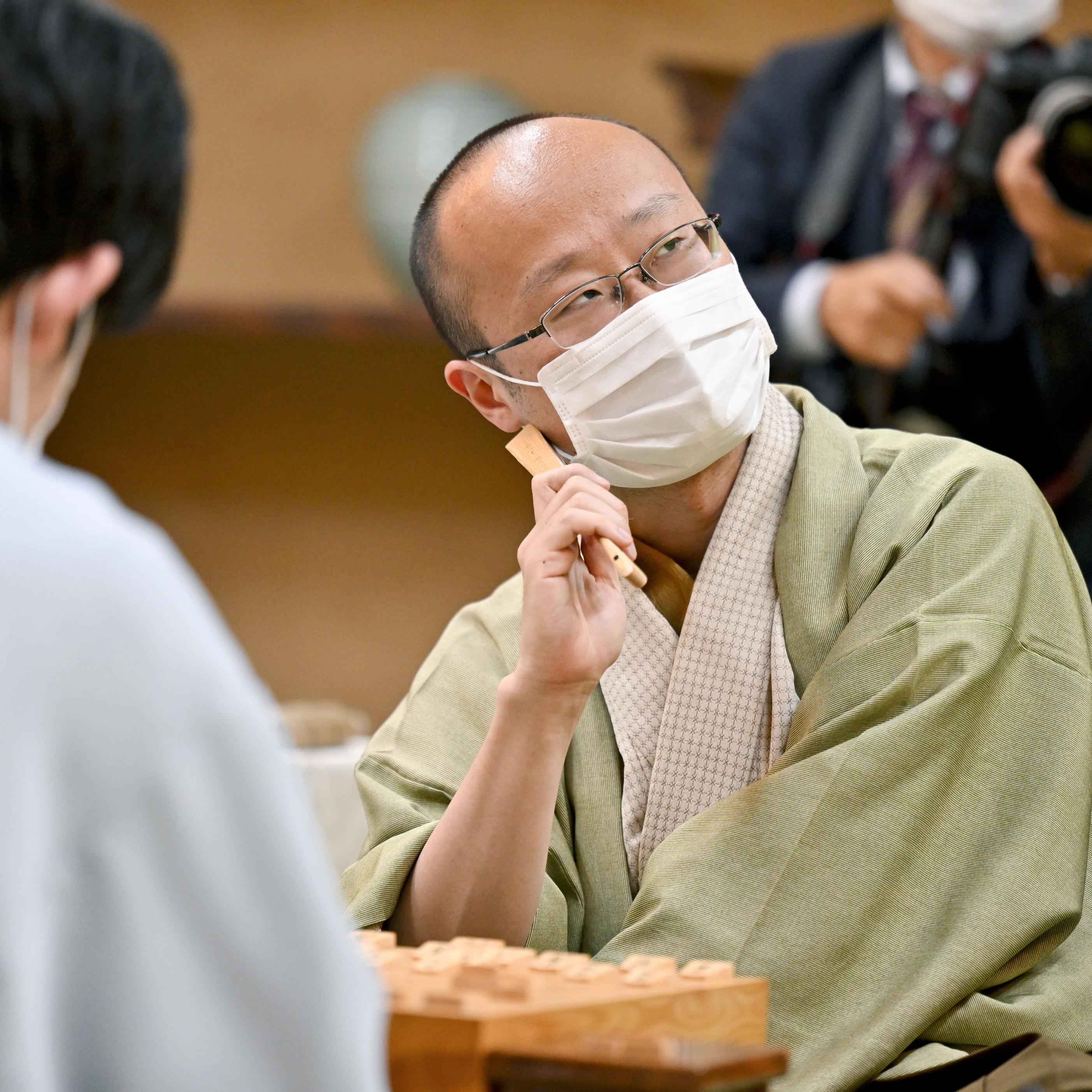 藤井聡太六冠、最年少名人＆七冠王手 ６９手異例の快速！渡辺名人