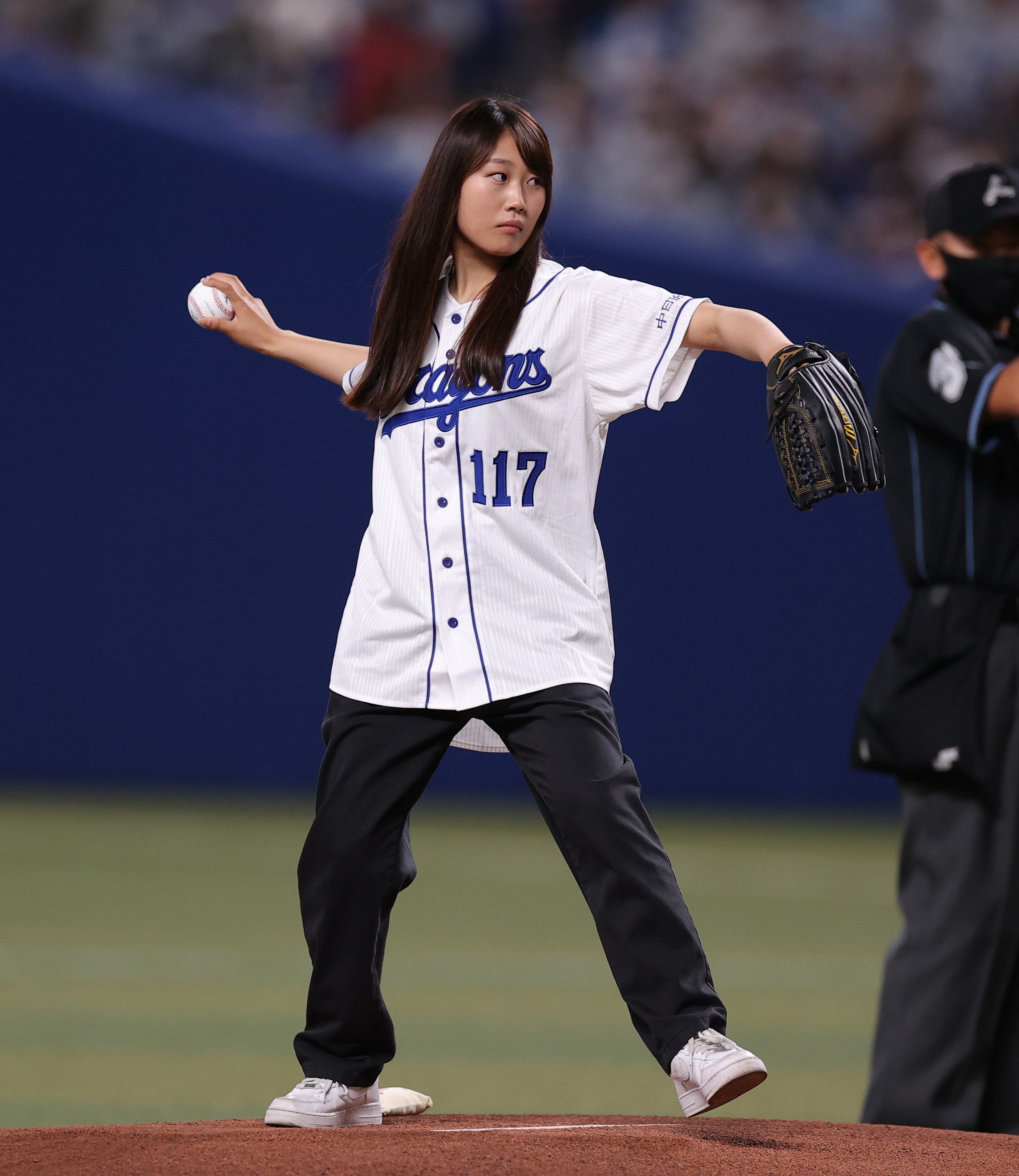 フォト特集】ロングヘアをなびかせて スノボ村瀬が始球式（写真・画像 