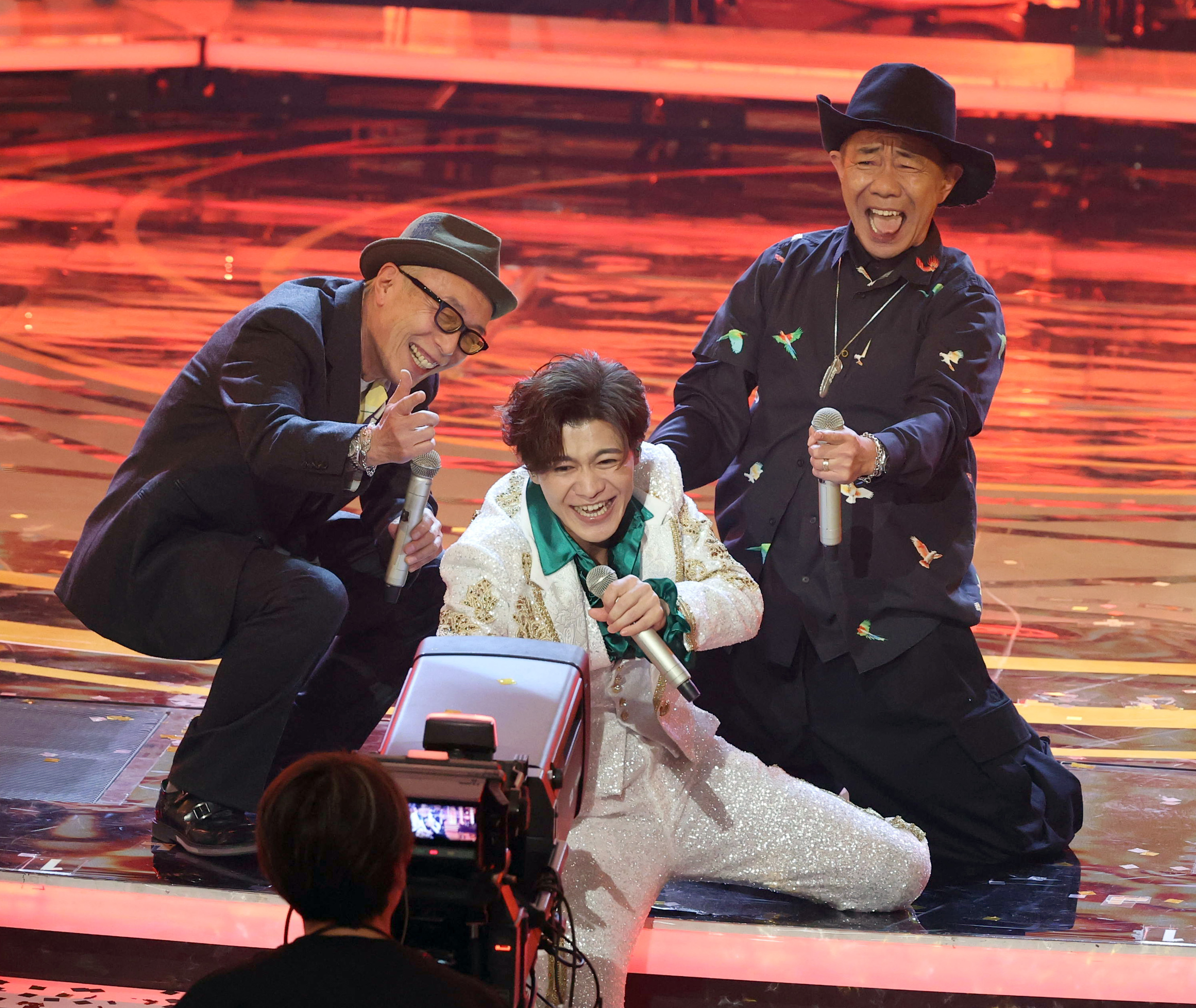 紅白速報②新浜レオンさん、おなじみ膝スライディングはステージ