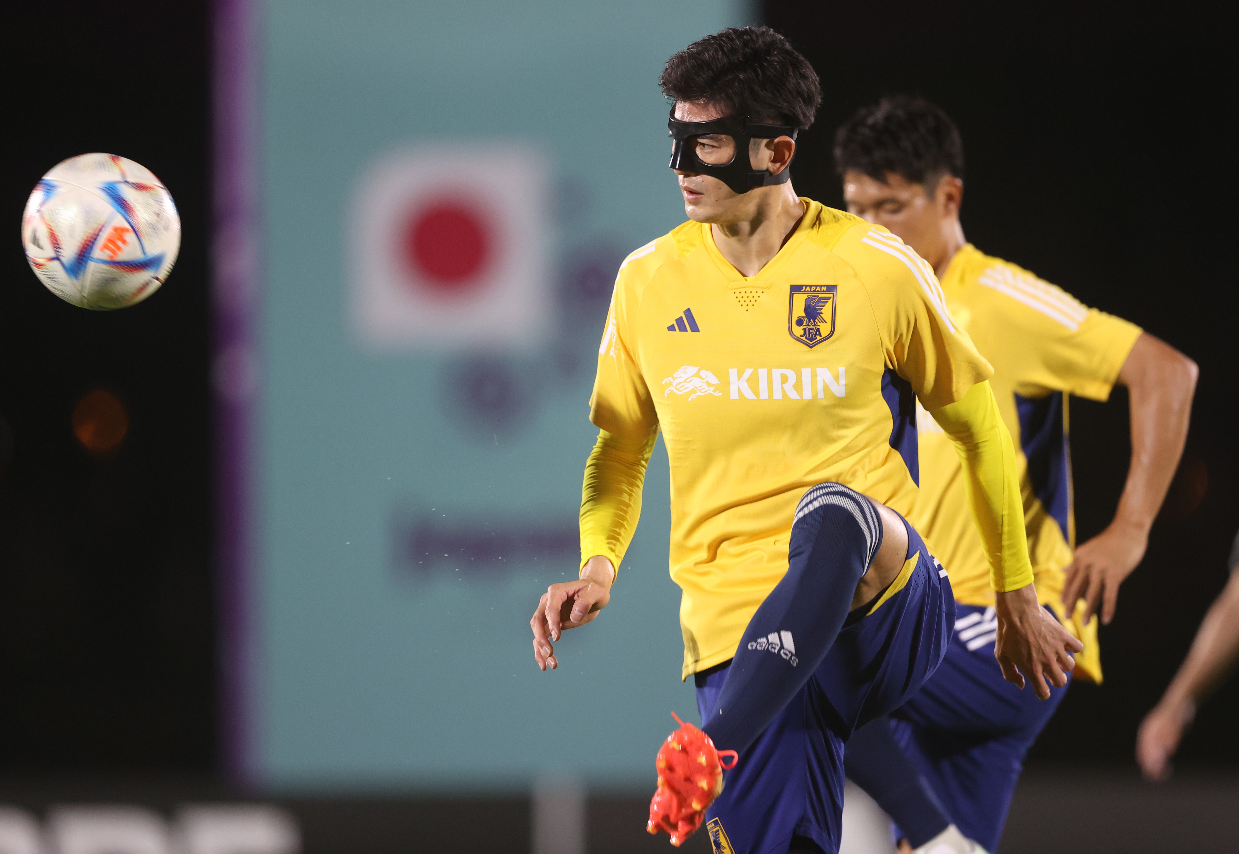 サッカー日本代表ｄｆ谷口が ２代目バットマン で登場 自分の鼻がどうなろうが チャンスがあればやりたい サンスポ