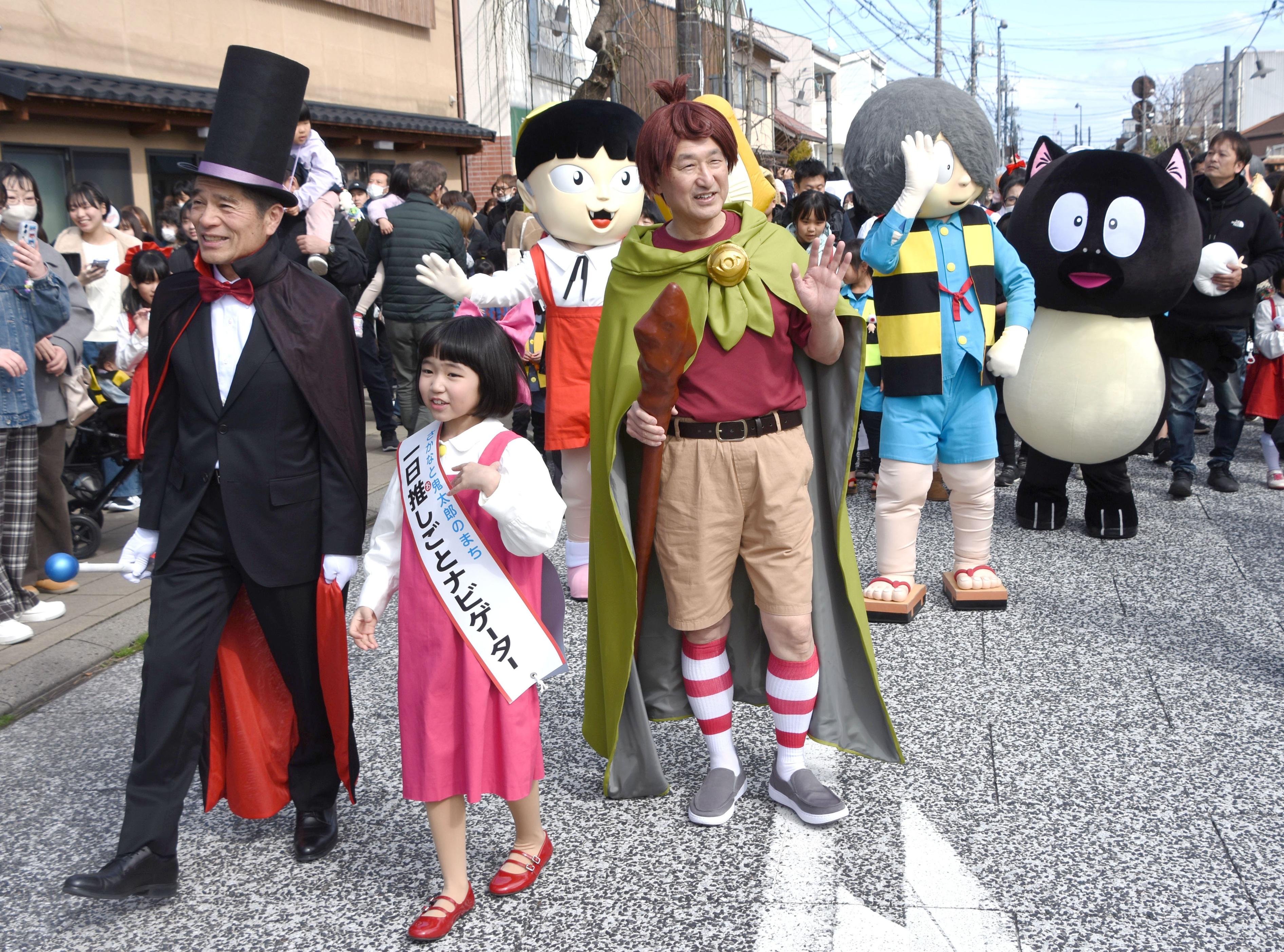 ゲゲゲの鬼太郎」作者の水木さん生誕104年祝いパレード 子役の永尾柚乃