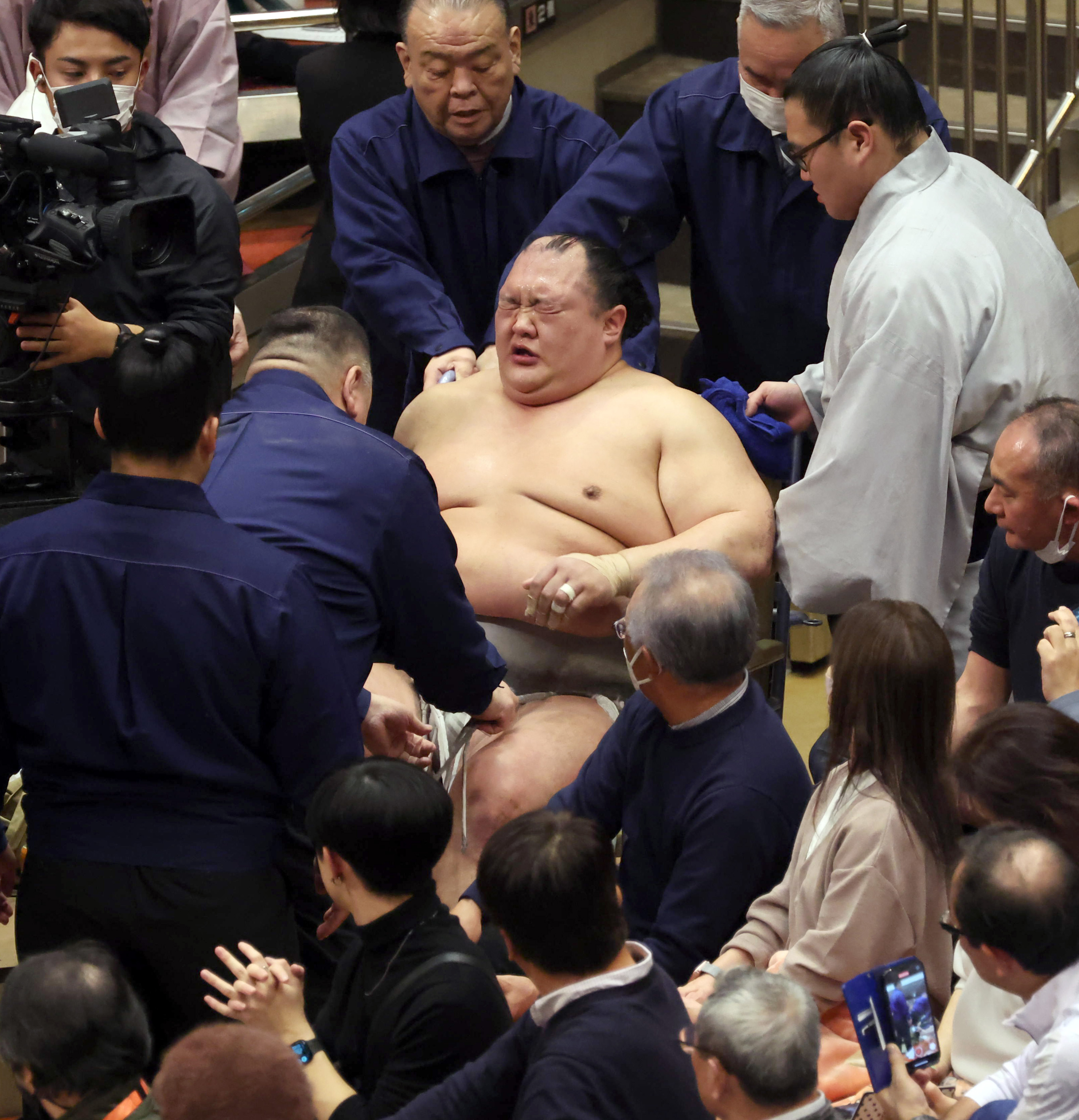 朝乃山が右足首を負傷で休場 V争い首位も 北富富士も右膝痛め 大相撲