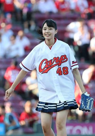 ｓｔｕ４８のセンター 瀧野由美子が豪快フォームで始球式 加入前はビールの売り子 サンスポ