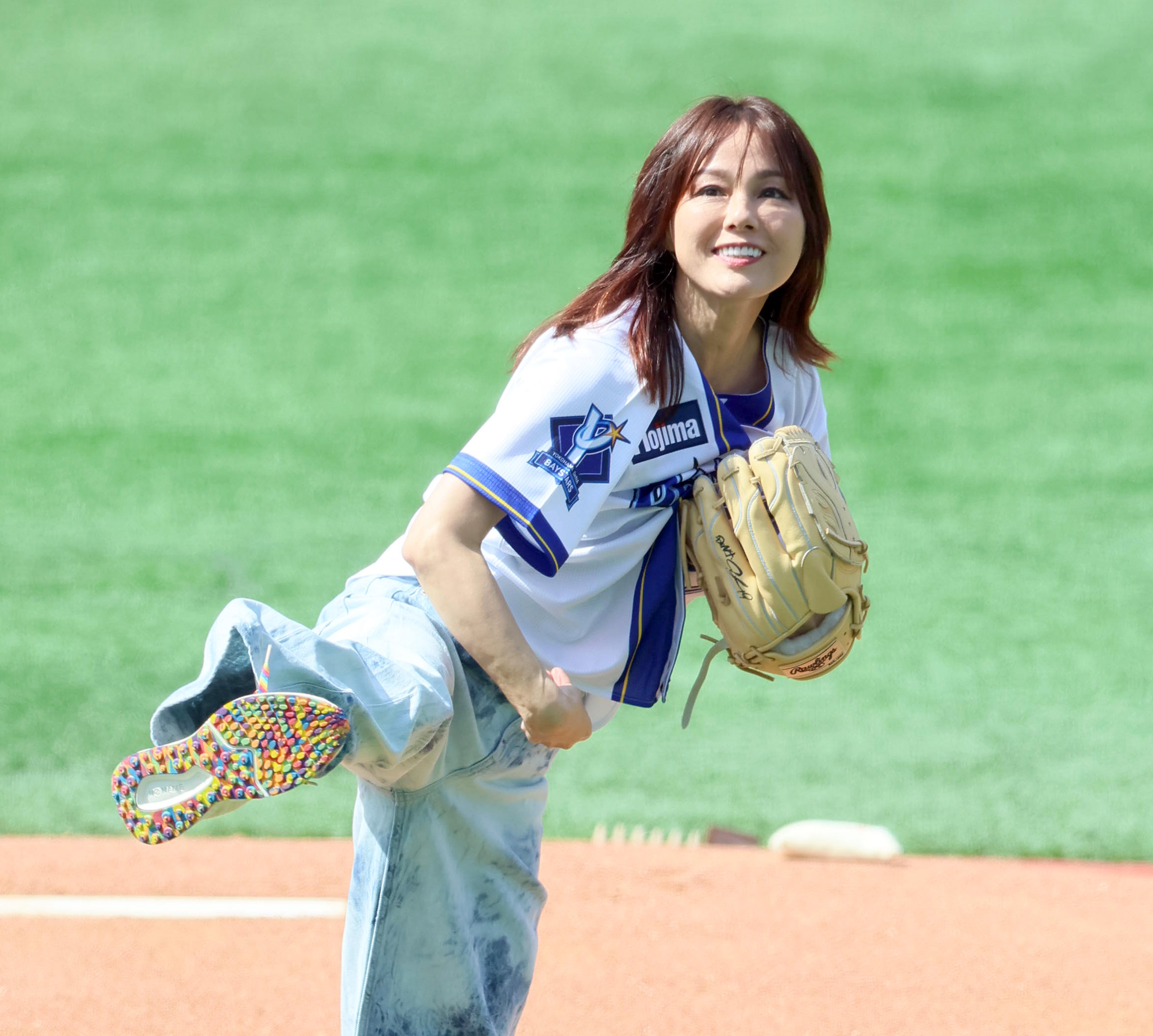 相川七瀬、DeNA始球式ノーバン成功のブルペン練習を公開 山﨑康晃投手