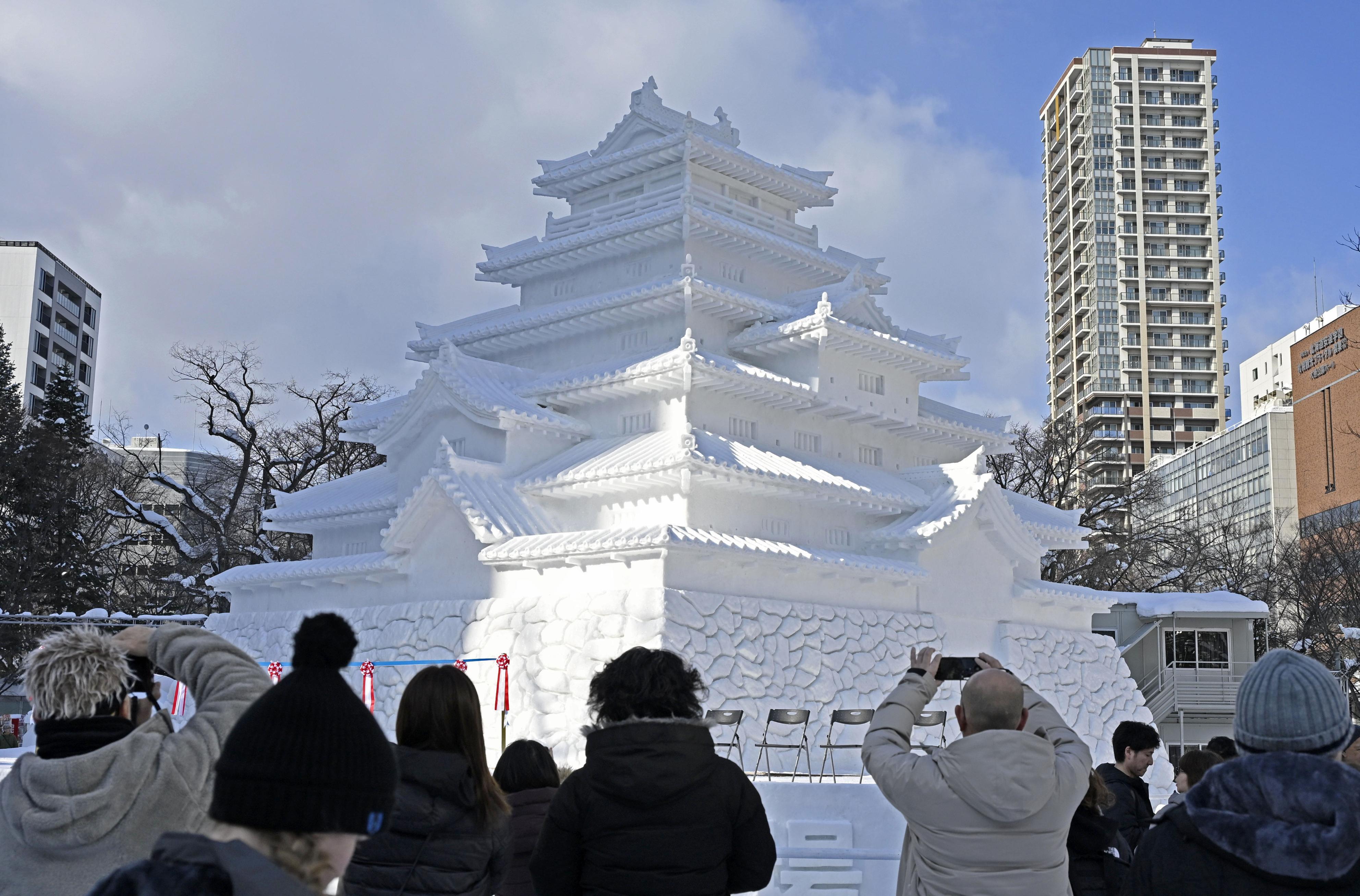 会津若松「鶴ケ城」の大雪像など200基、さっぽろ雪まつり開幕 「細部に