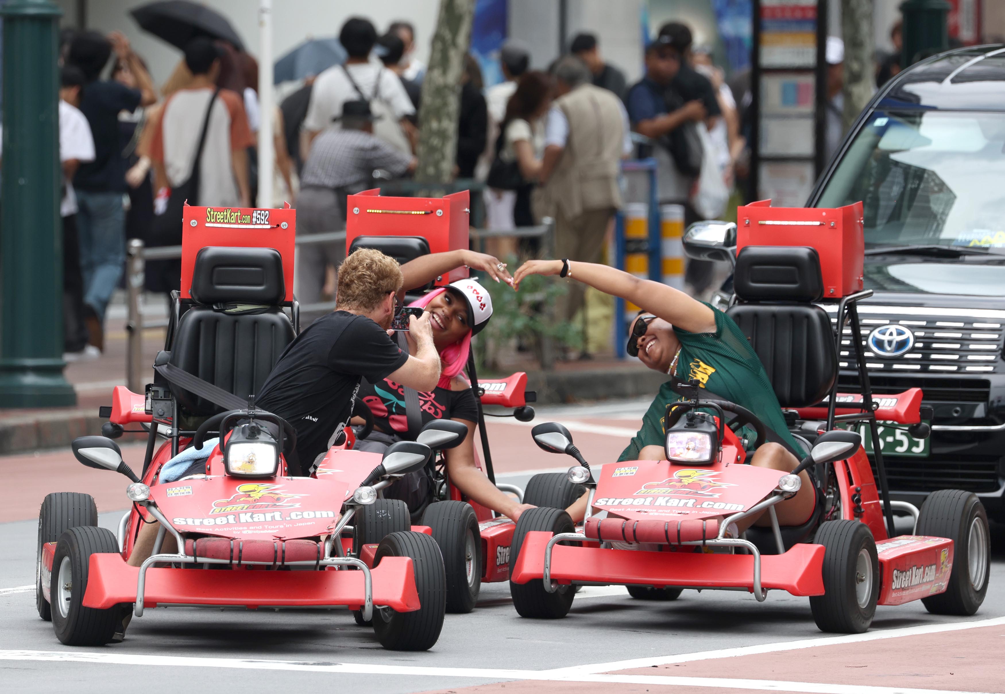 急増の外国人観光客に人気の公道カート 事故や苦情が増加 安全対策強化求める声も - 産経ニュース