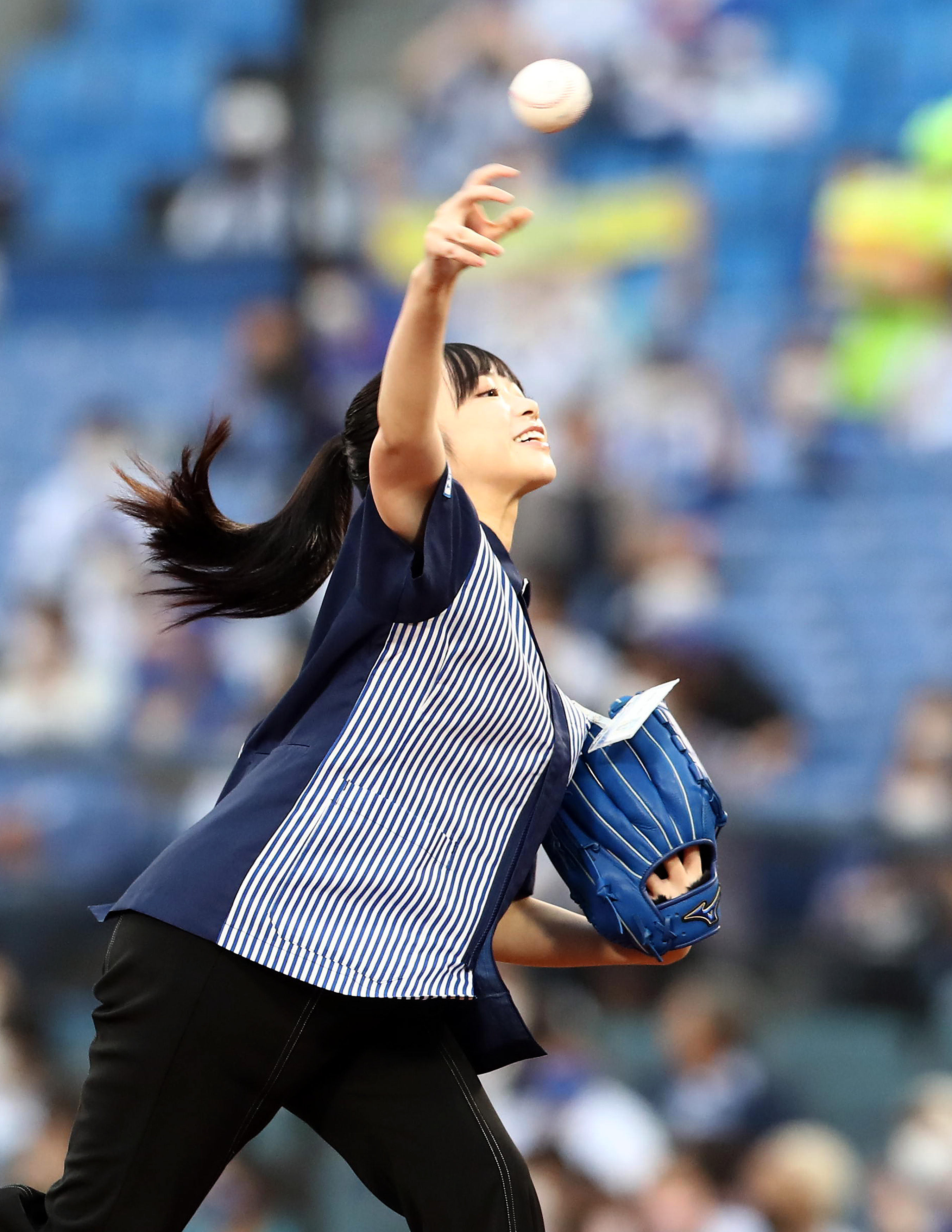日向坂46・山口陽世、ローソン制服姿でDeNA―オリックス戦始球式