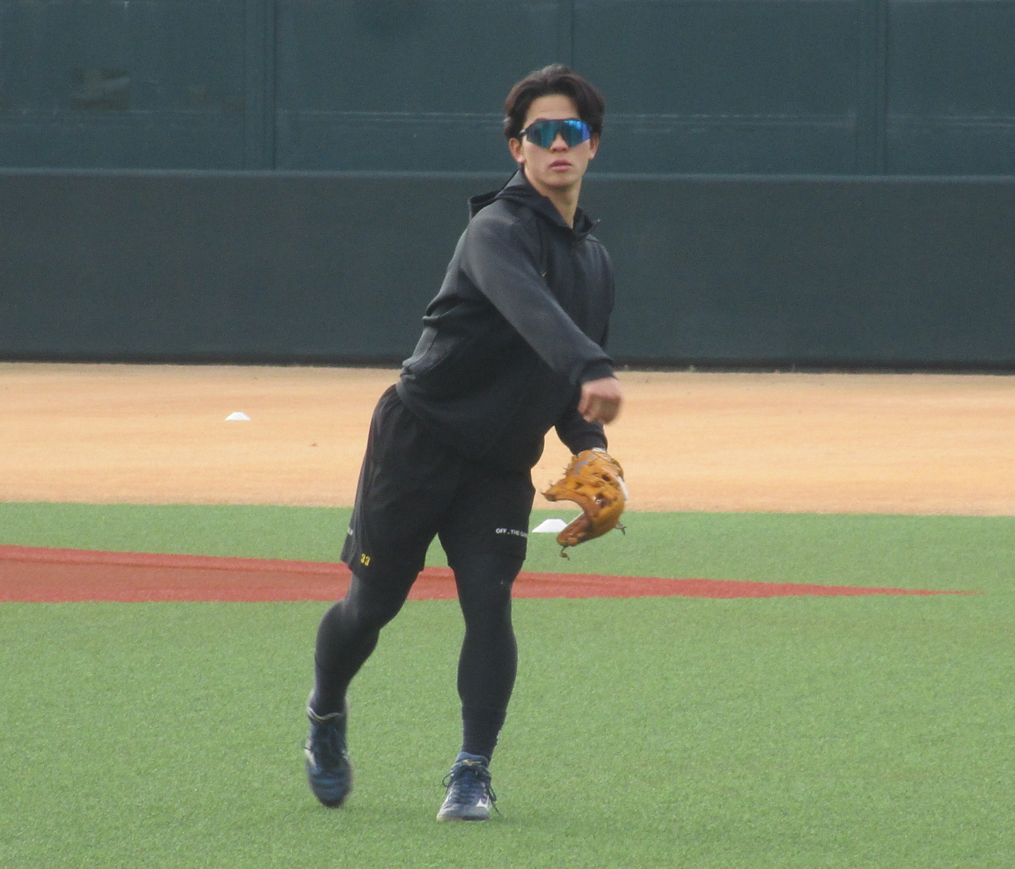 ヤクルト・内山壮真、新相棒「長岡秀樹モデル」のグラブで長岡に勝つ