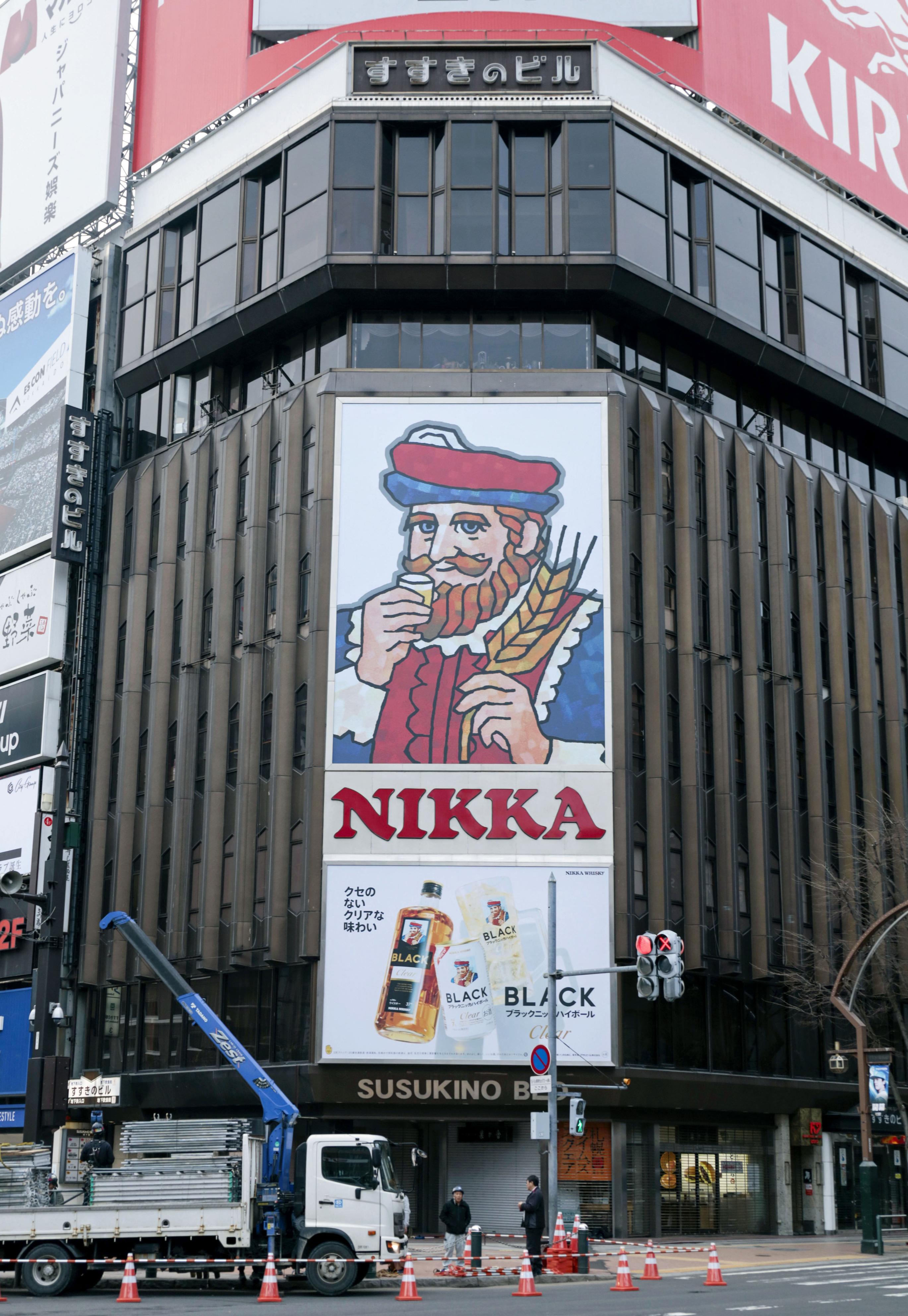 ステンドグラス調→絵画風に 「ひげのおじさん」刷新 札幌・ススキノの