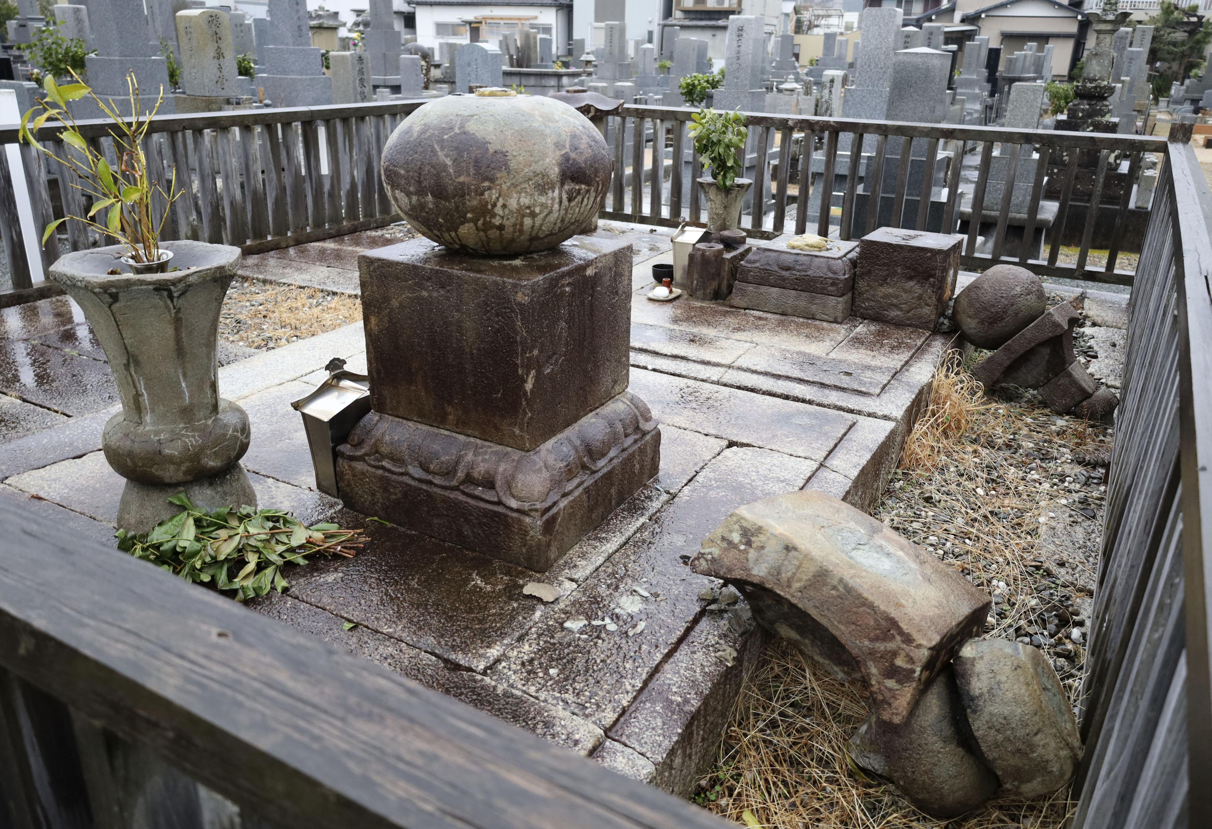 徳島藩主・蜂須賀家の墓石倒れる 匿名通報で発覚、文化財保護法違反