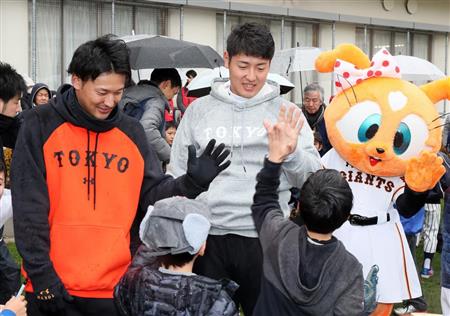 巨人・岡本と吉川尚が野球教室、すごかった投手の質問に答えは… - サンスポ