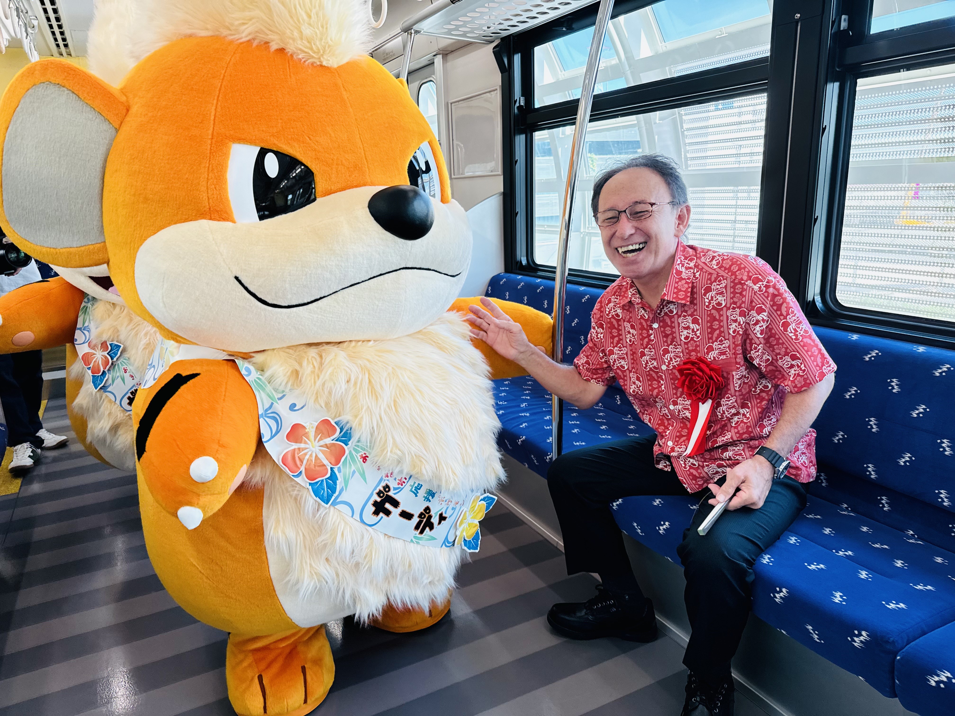 沖縄・玉城知事ご満悦の「出発進行！」 ポケモン「ガーディ