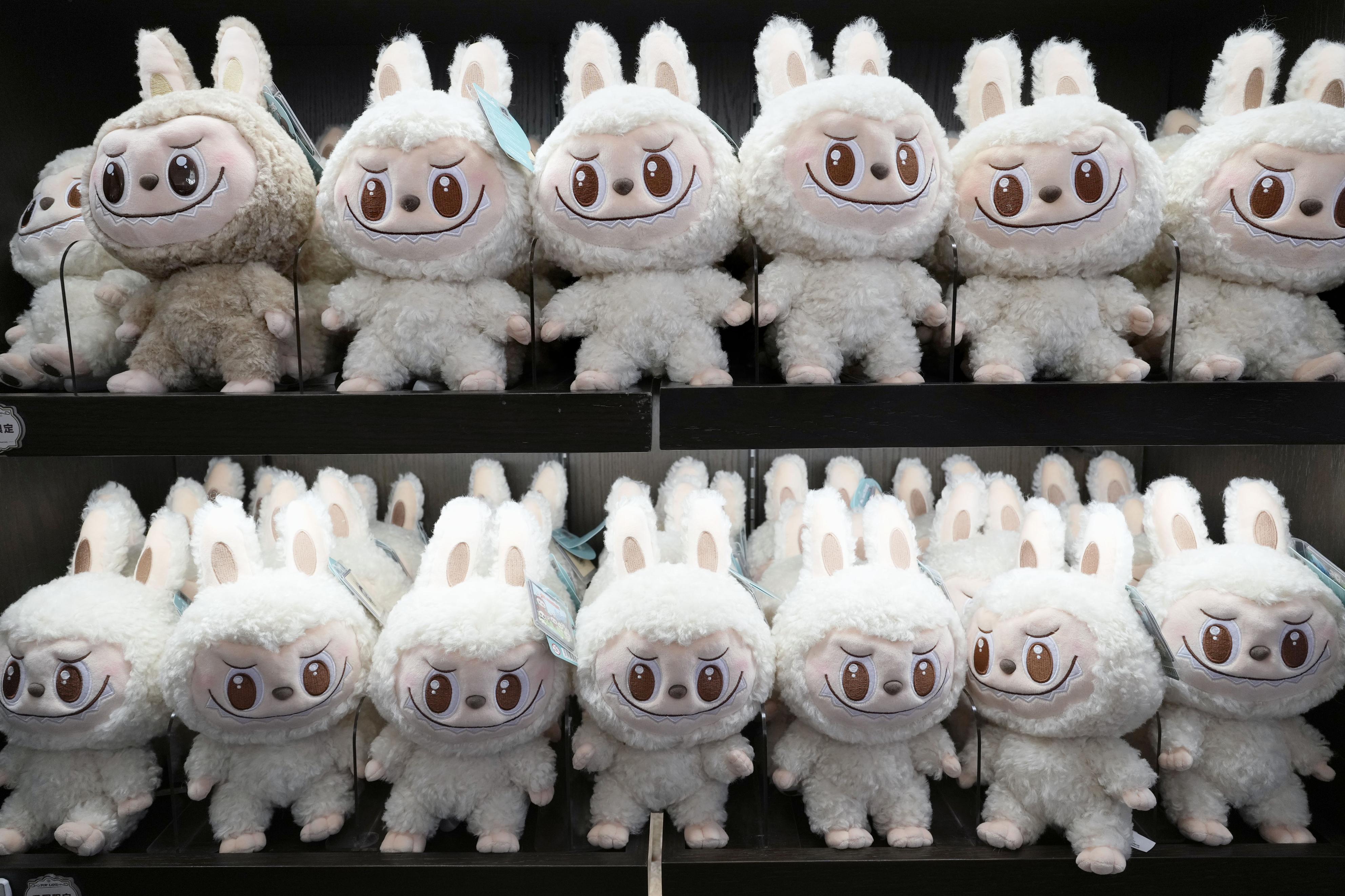 ぬいぐるみ4体セット ラブブ 中国限定 中国発の独自キャラ「ラブブ」が世界で大ヒット グッズ争奪戦