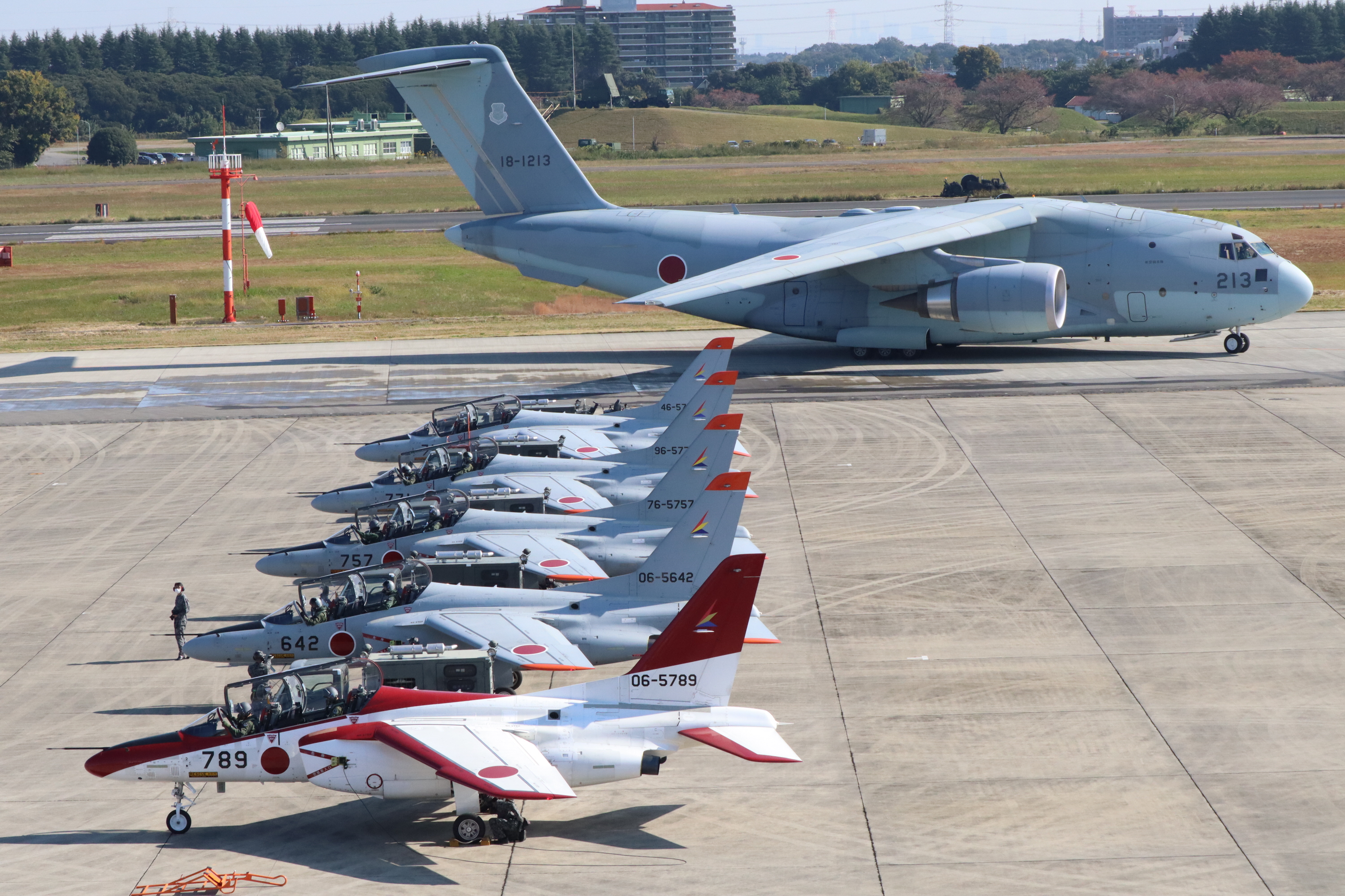 航空自衛隊入間基地で3年ぶり航空祭 地上に26機、展示飛行13機の