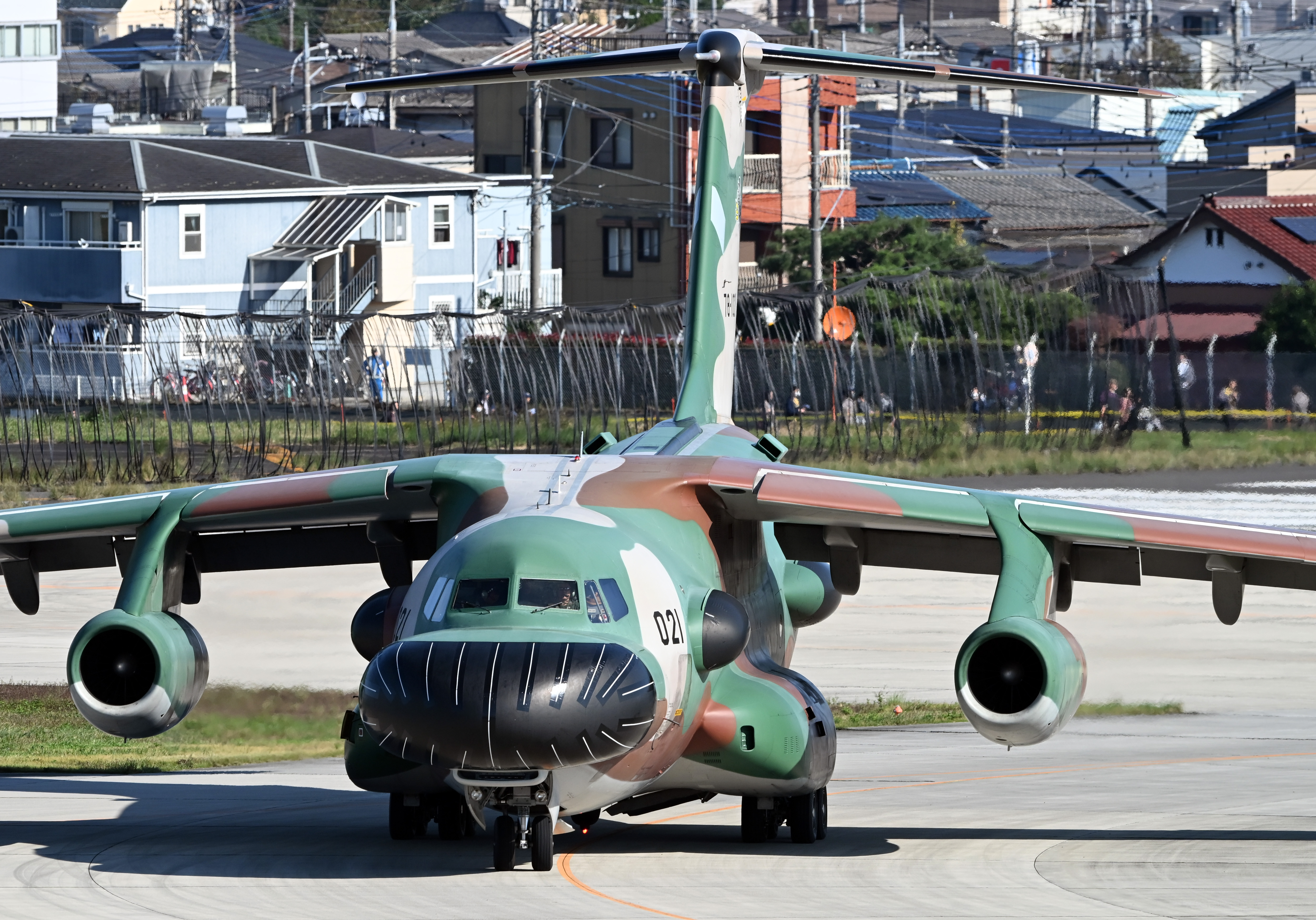 動画】入間航空祭に電子戦訓練機「EC-1」登場 ブルーインパルスに歓声