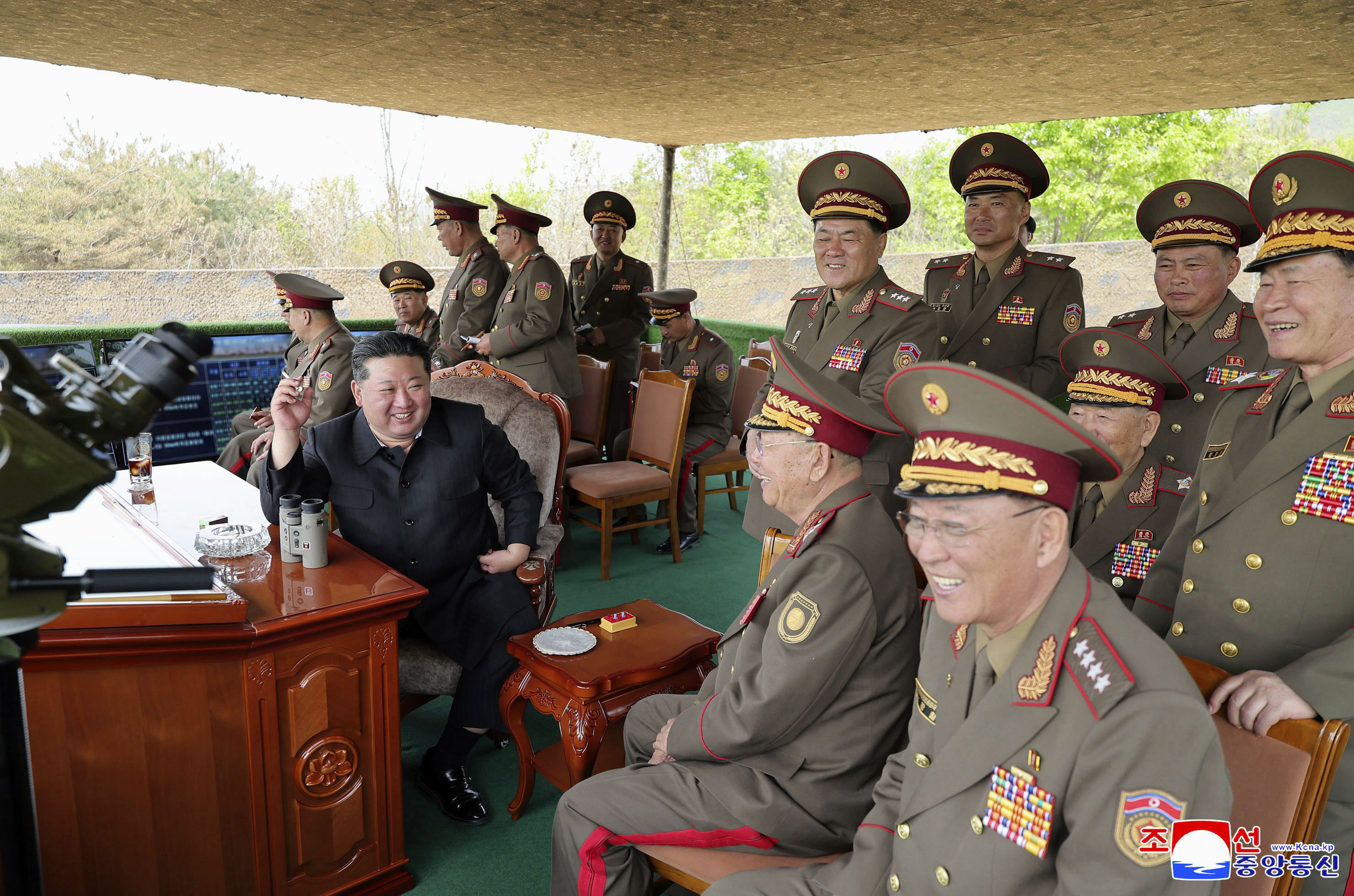 北朝鮮軍の迫撃砲訓練を金正恩氏が視察 革命軍創建94年、目標を攻撃 