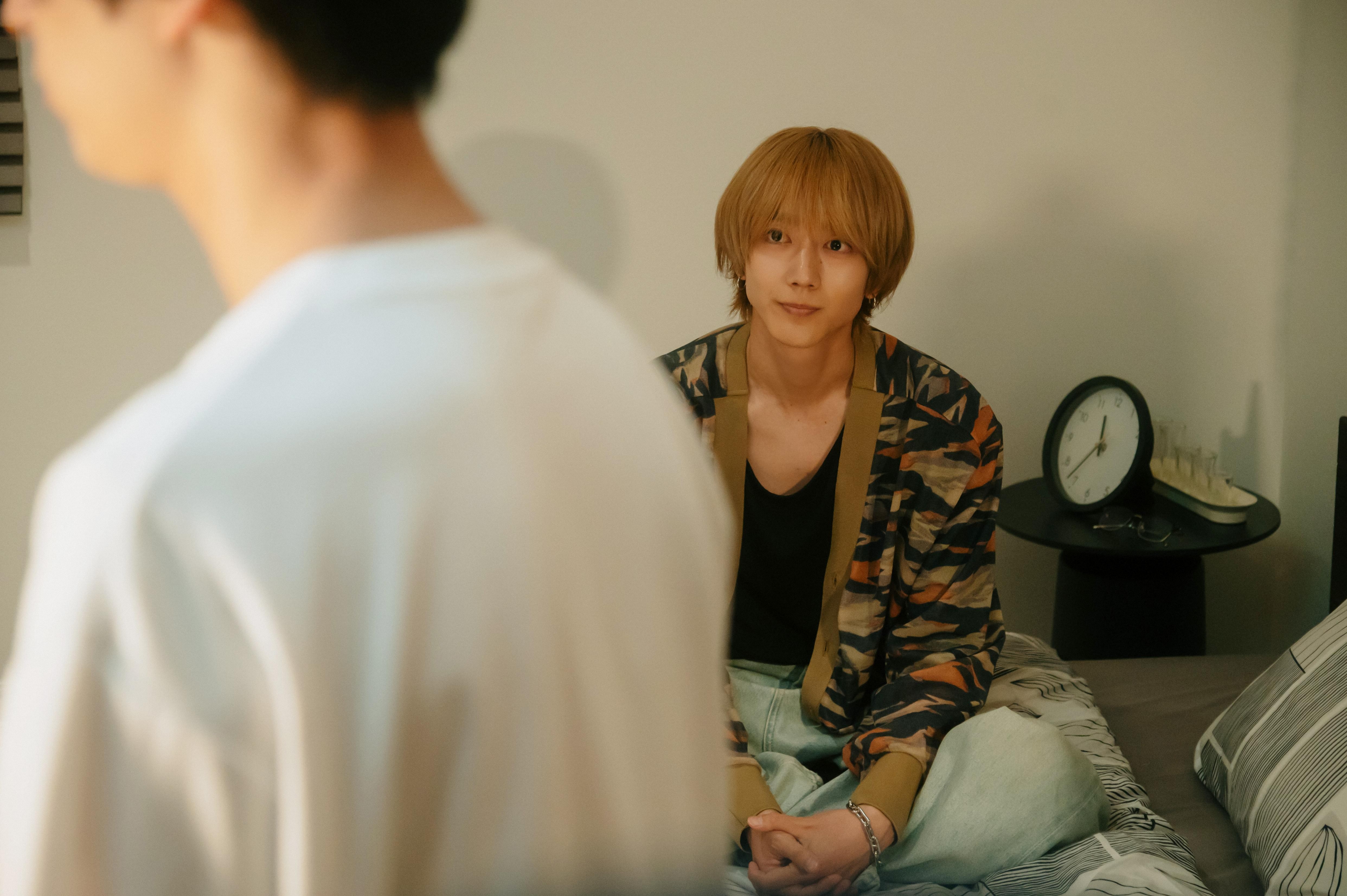 25時、赤坂で 2」“家庭内別居”忘れ羽山（駒木根葵汰）に抱きつく白崎