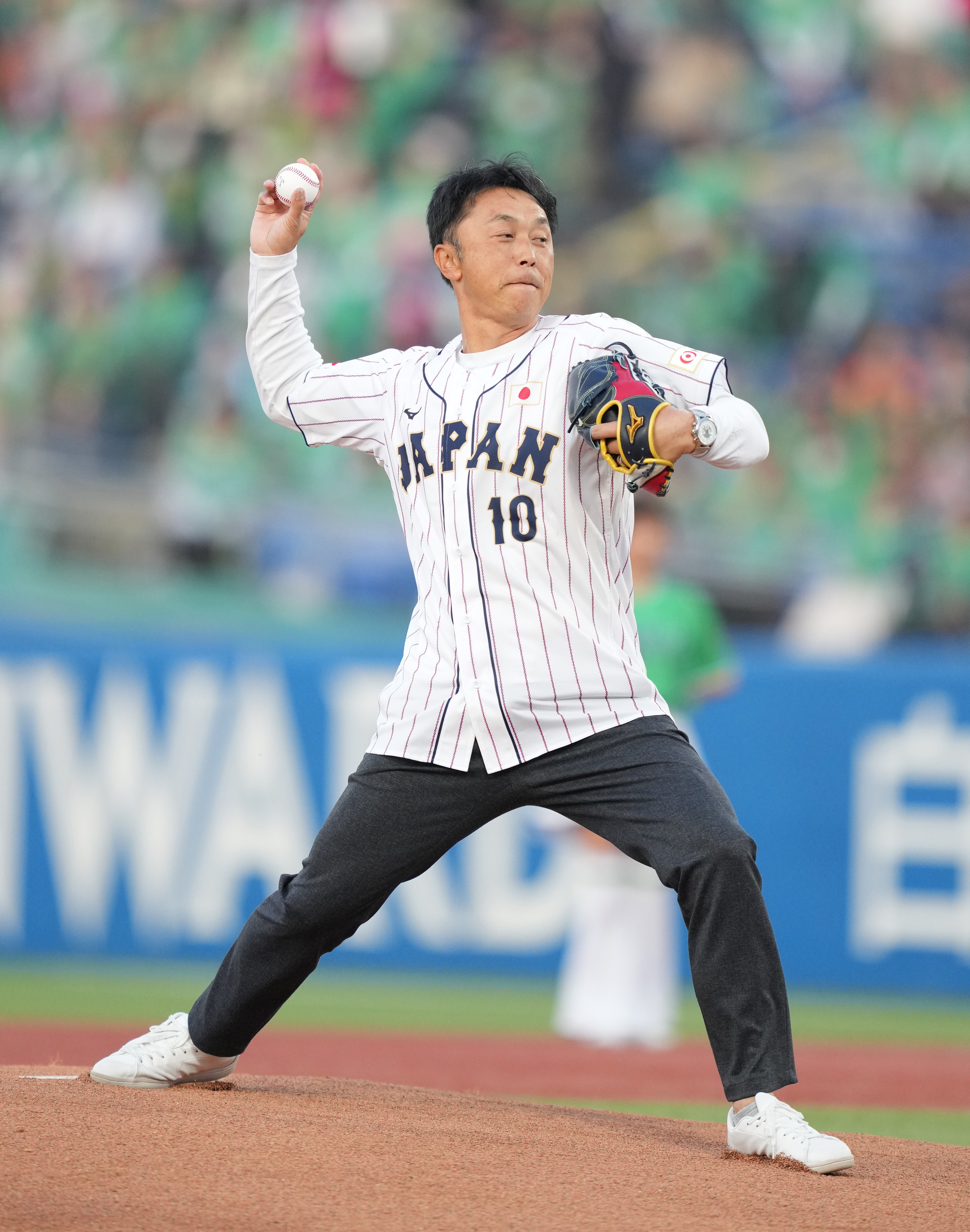 ヤクルト戦でOBの宮本慎也氏が始球式 「侍ジャパンDAY」として