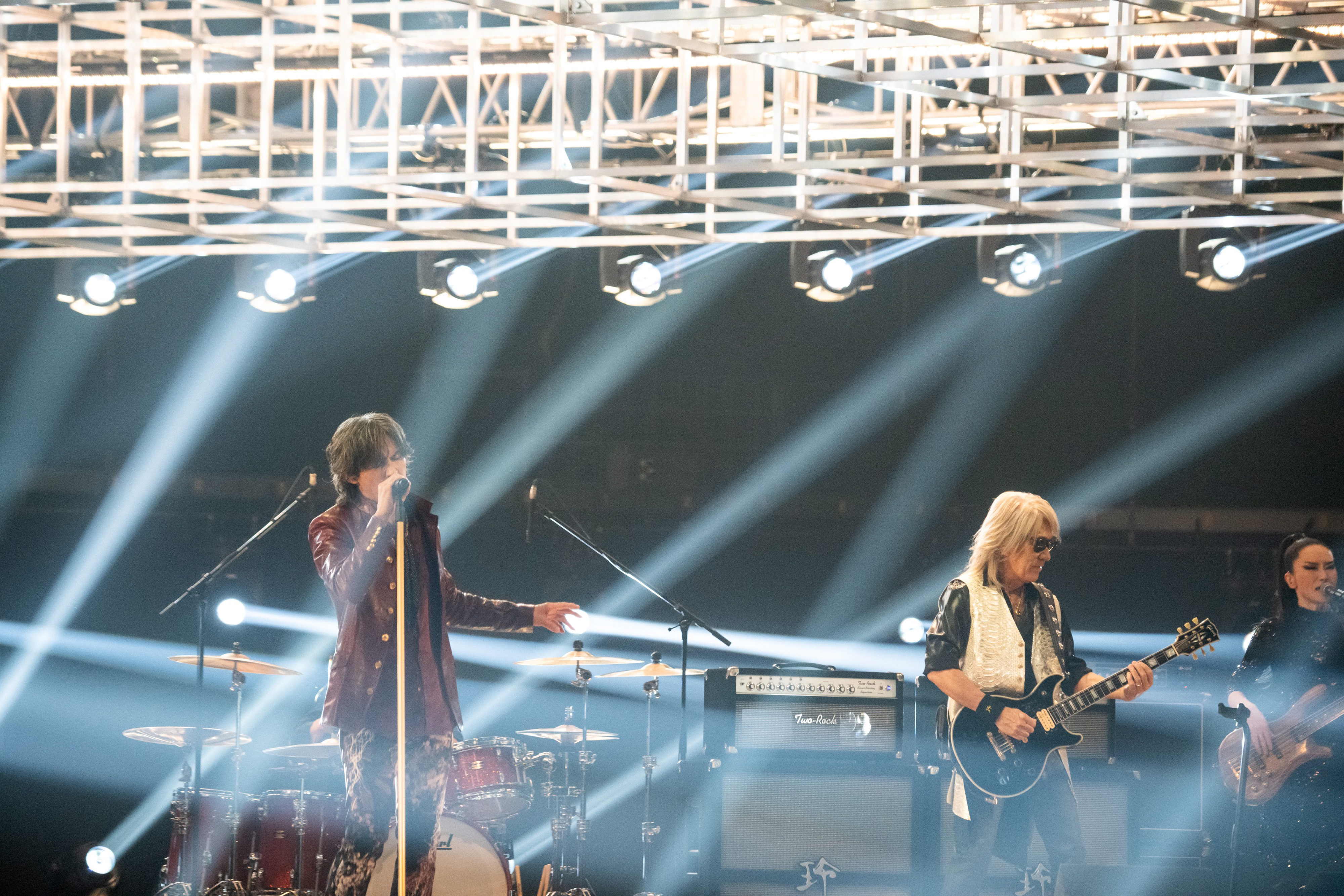 紅白】B'z、初紅白でNHKホールにまさかの降臨「LOVE PHANTOM」「Ultra