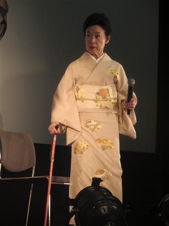 若尾文子 撮影で転んで足痛めていた つえをつき舞台あいさつ出席 サンスポ