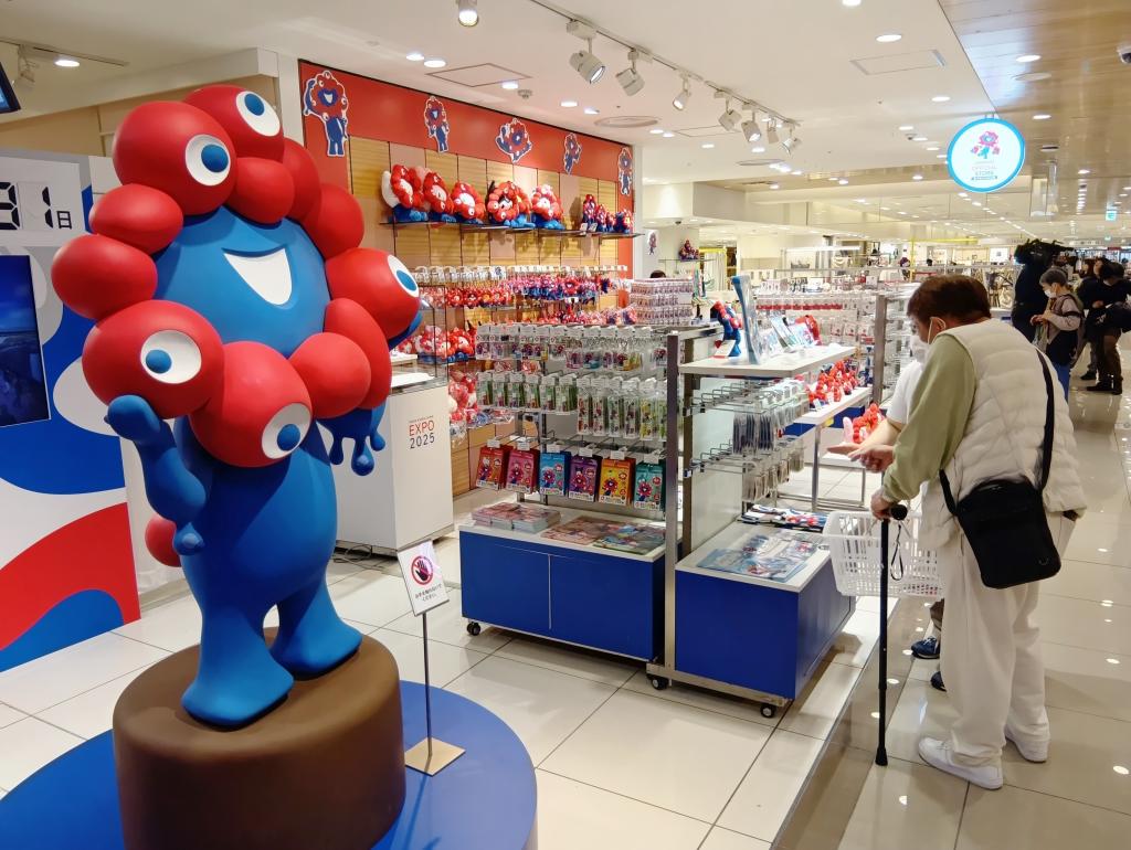 近鉄百貨店、ミャクミャクグッズの販売拡充 好調なら来春まで継続