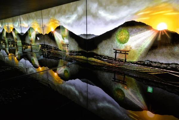 藤城清治 光のメルヘン展（4）】まさに秘仏法隆寺金堂の釈迦三尊像…仏