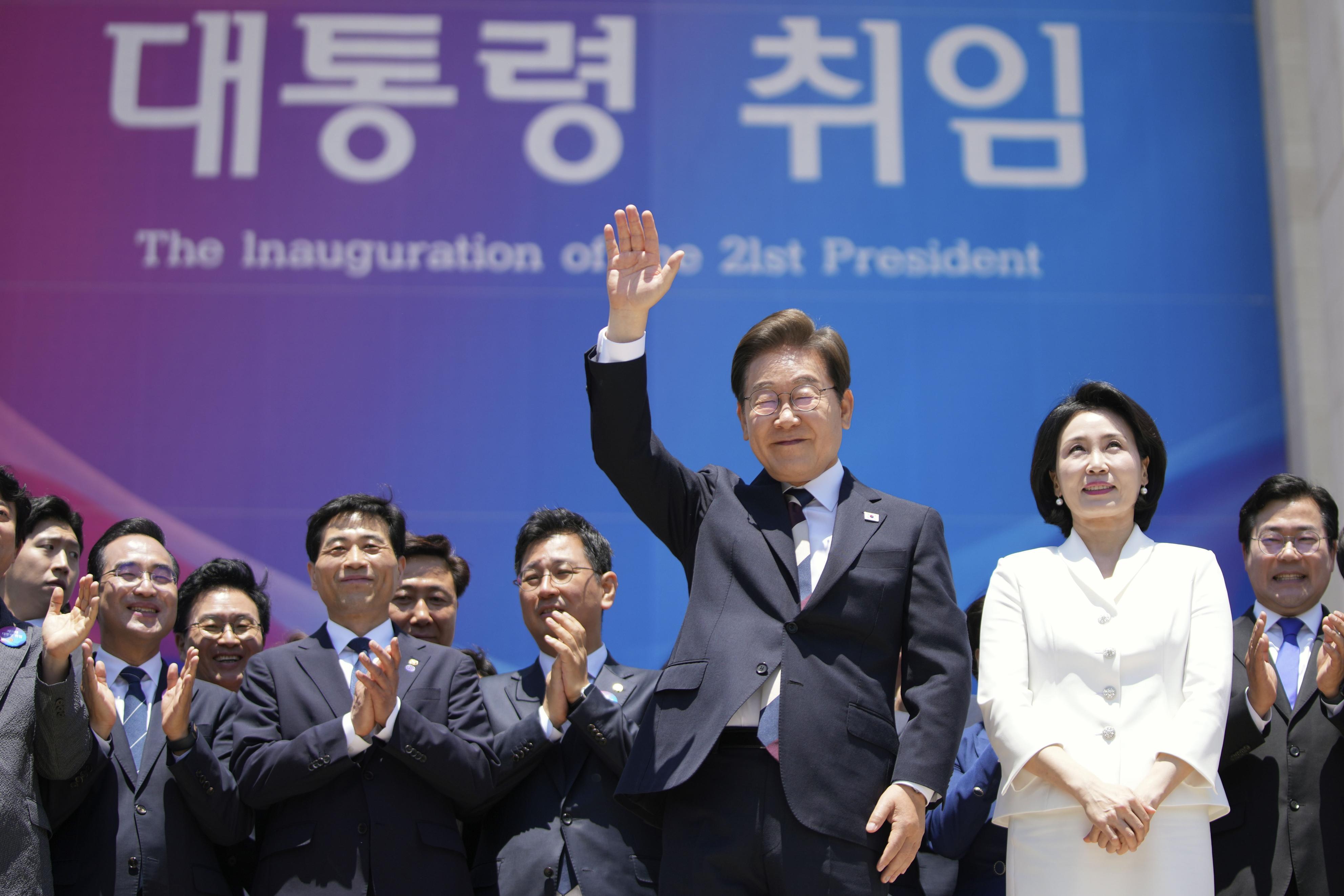 韓国新大統領 慰安婦合意の順守求める産経 朝毎東は融和や分断克服訴え