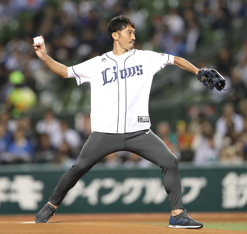 浦和レッズ　阿部勇樹選手　ジャンパー（黒）　※収納袋なし 浦和レッズ 阿部勇樹選手 ジャンパー（黒） ※収納袋なし
