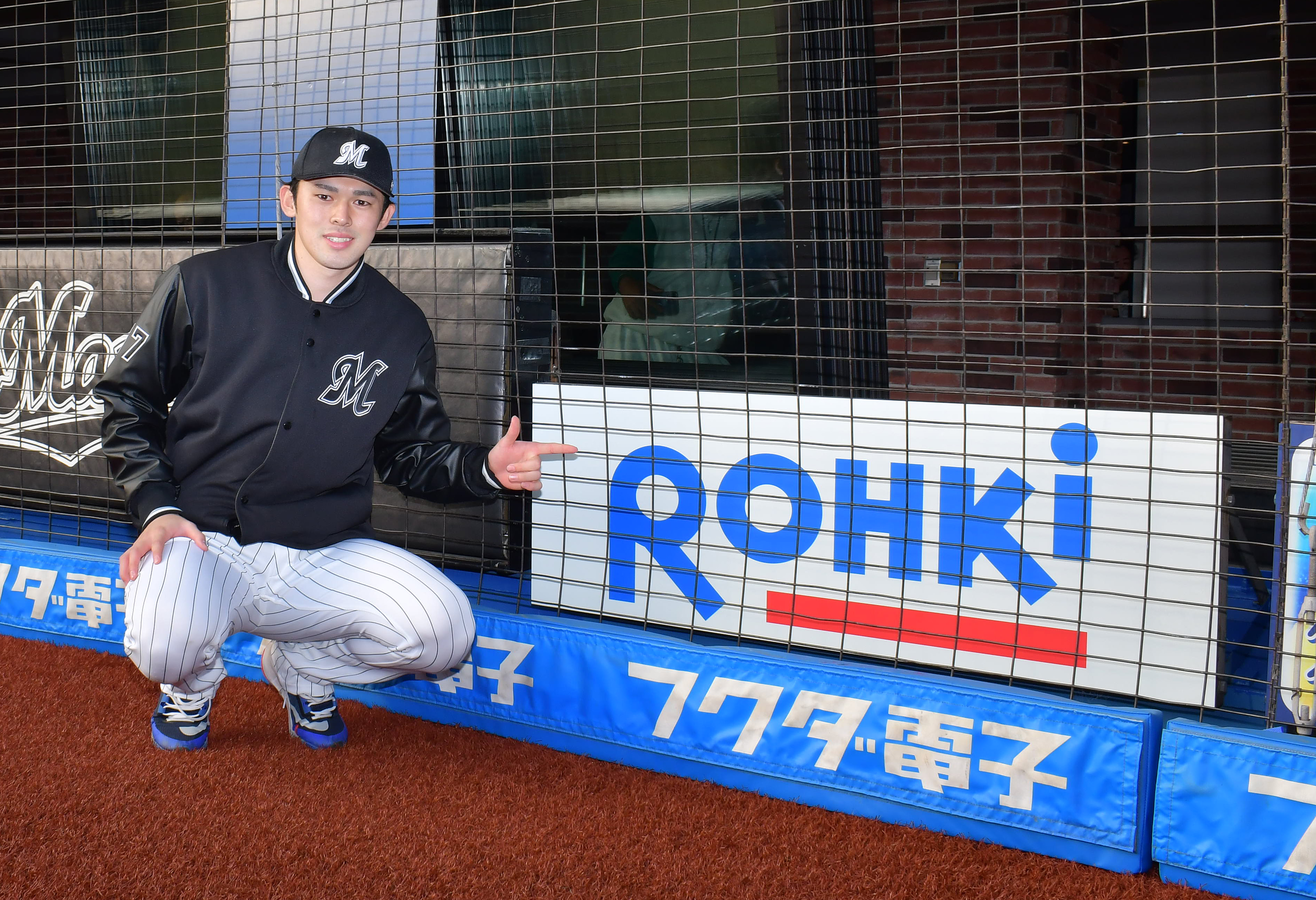スポーツストア ロート製薬が粋な看板 ゾゾマリンの自社広告をロッテ・佐々木朗 スポーツ選手