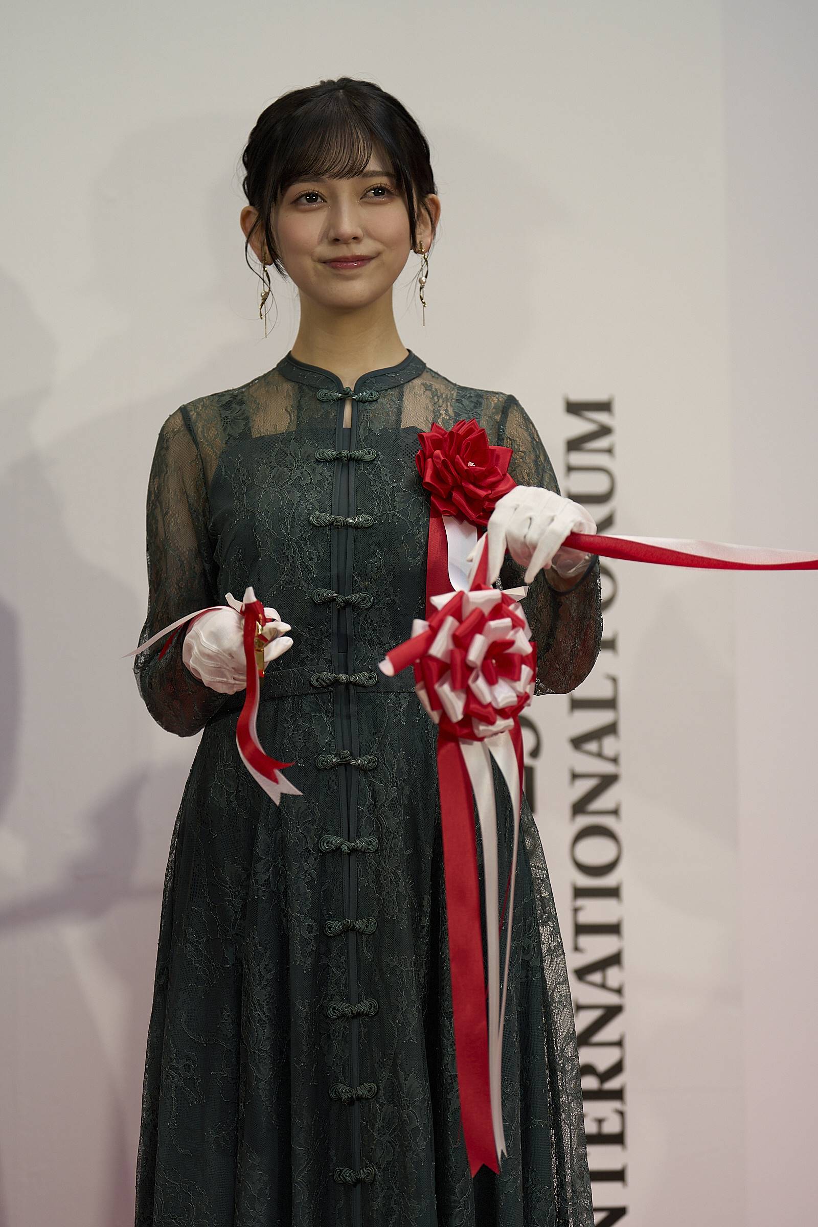 乃木坂46の池田瑛紗、日本最大級アートフェアでテープカット「ワクワク