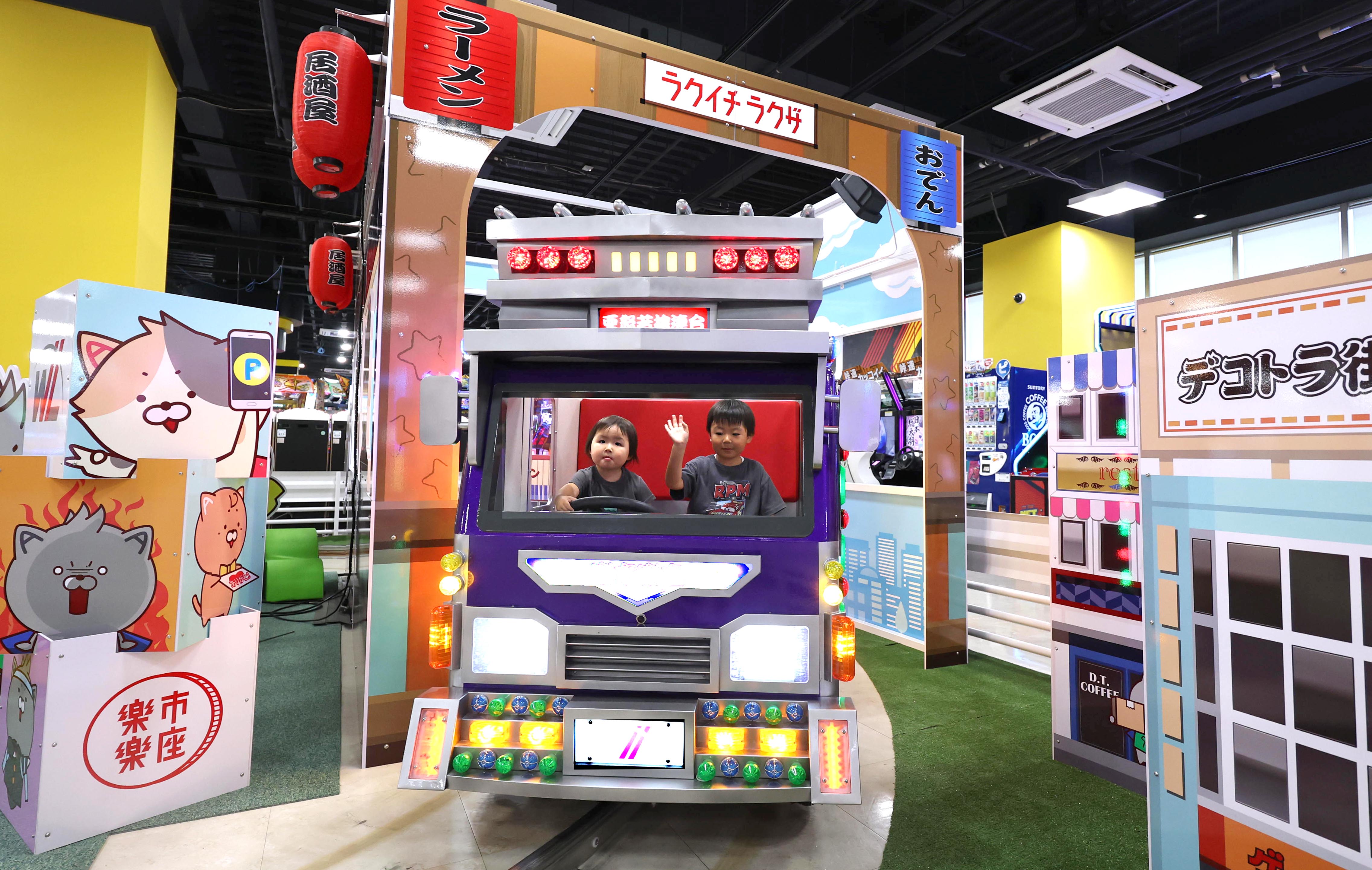 昭和レトロな「デコトラ」がゲーセンを疾走 小さな〝トラック野郎〟に