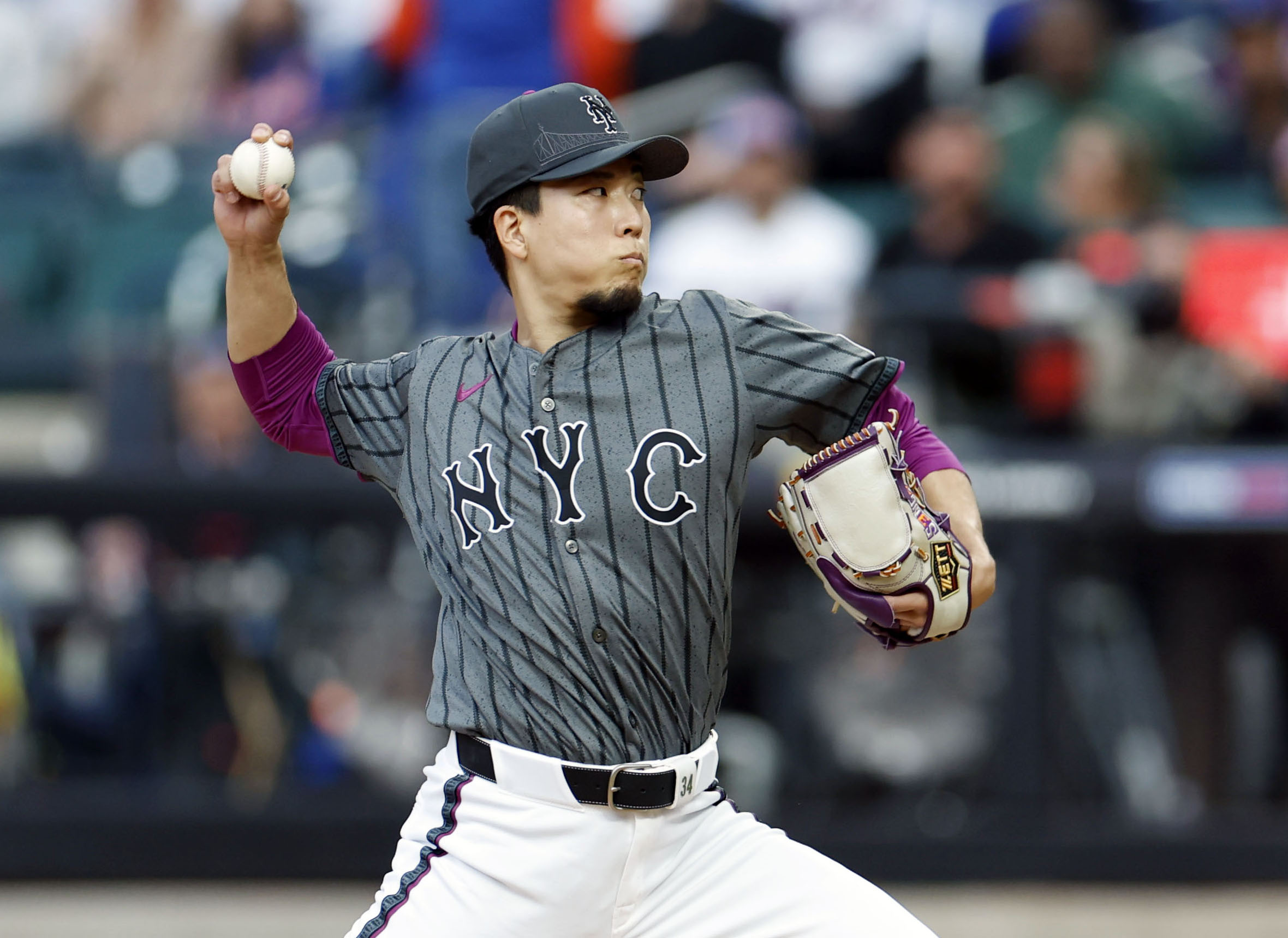 千賀滉大選手・大谷翔平選手・鈴木誠也選手 サイン色紙 前日の試合前に談笑する鈴木誠也（左）と千賀滉大（AP