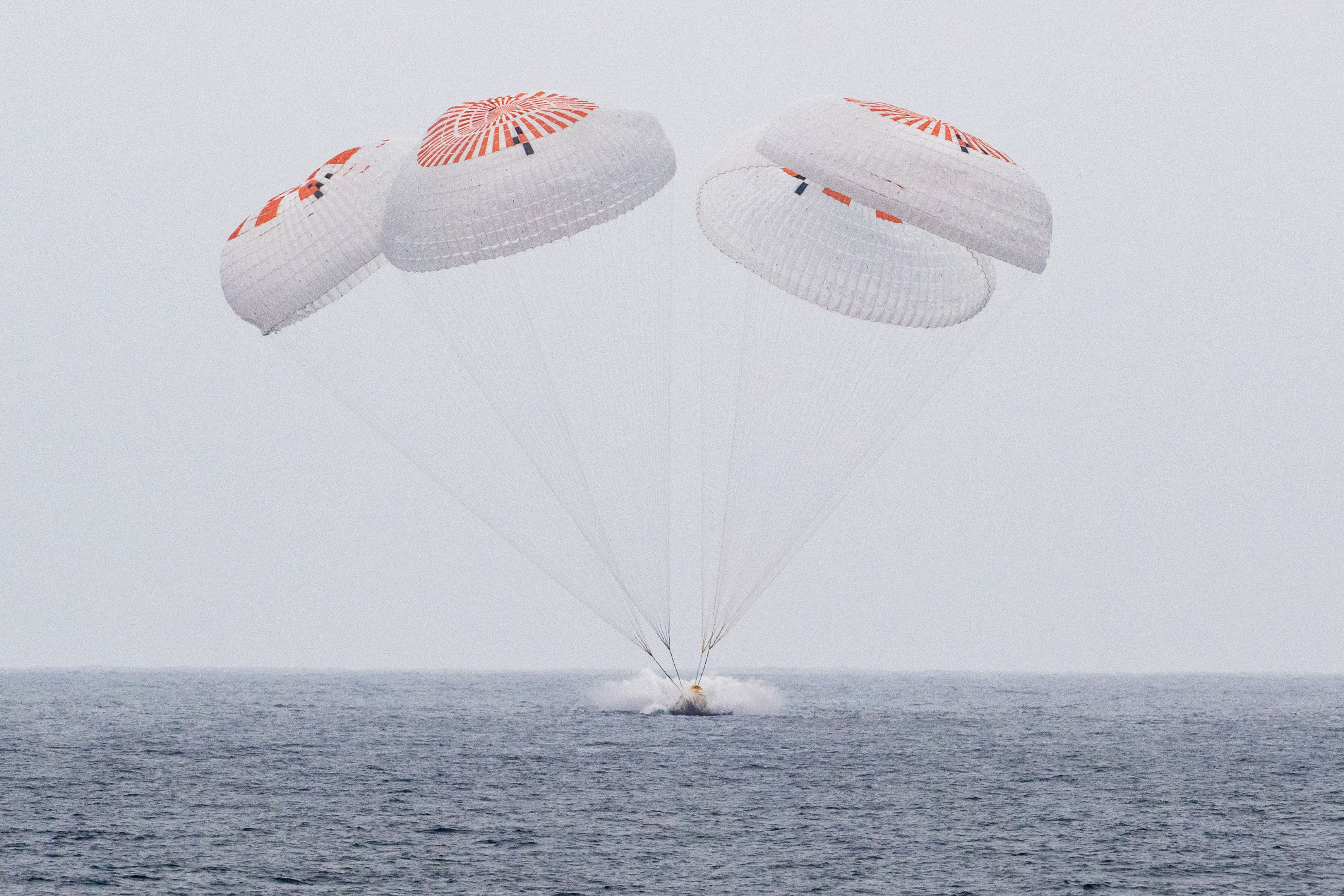 大西卓哉飛行士、5カ月ぶりに地球帰還 宇宙船、米カリフォルニア沖に着
