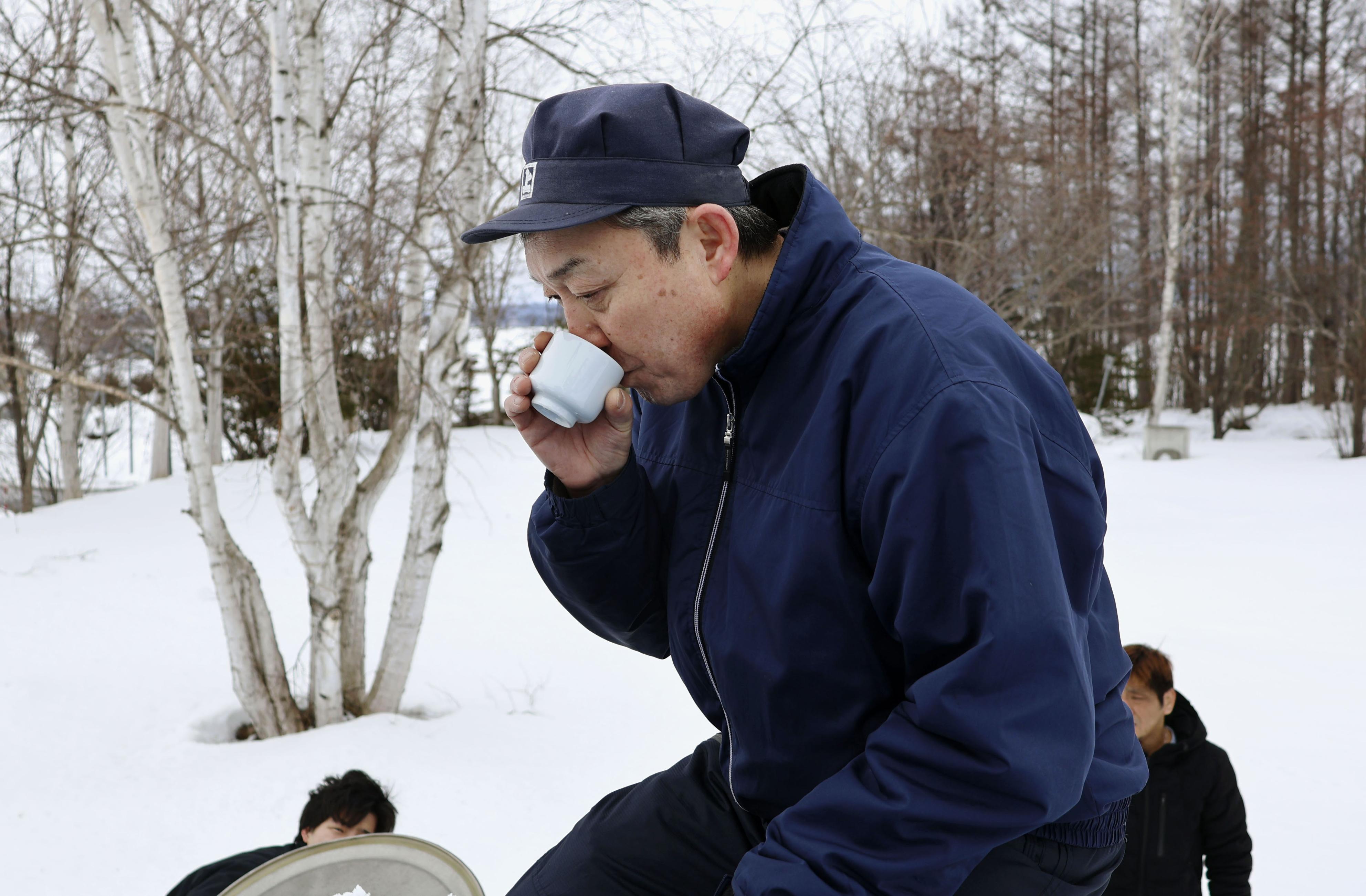 北海道美瑛町で雪中熟成の日本酒掘り出し 熟成が進んで味はまろやか
