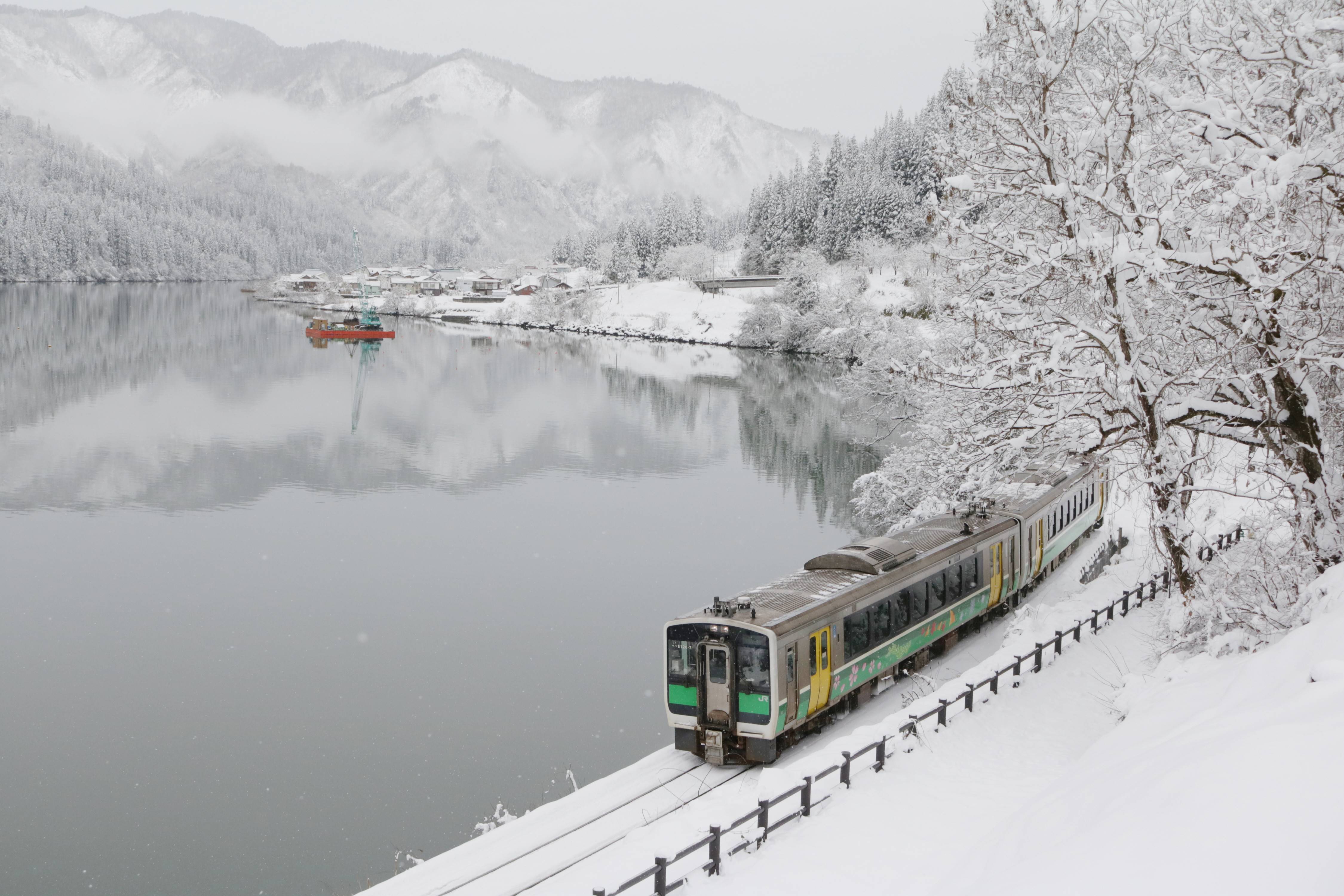 真冬の風物詩3景を紹介 福島・雪景色行く列車、宮城・渡り鳥の聖地